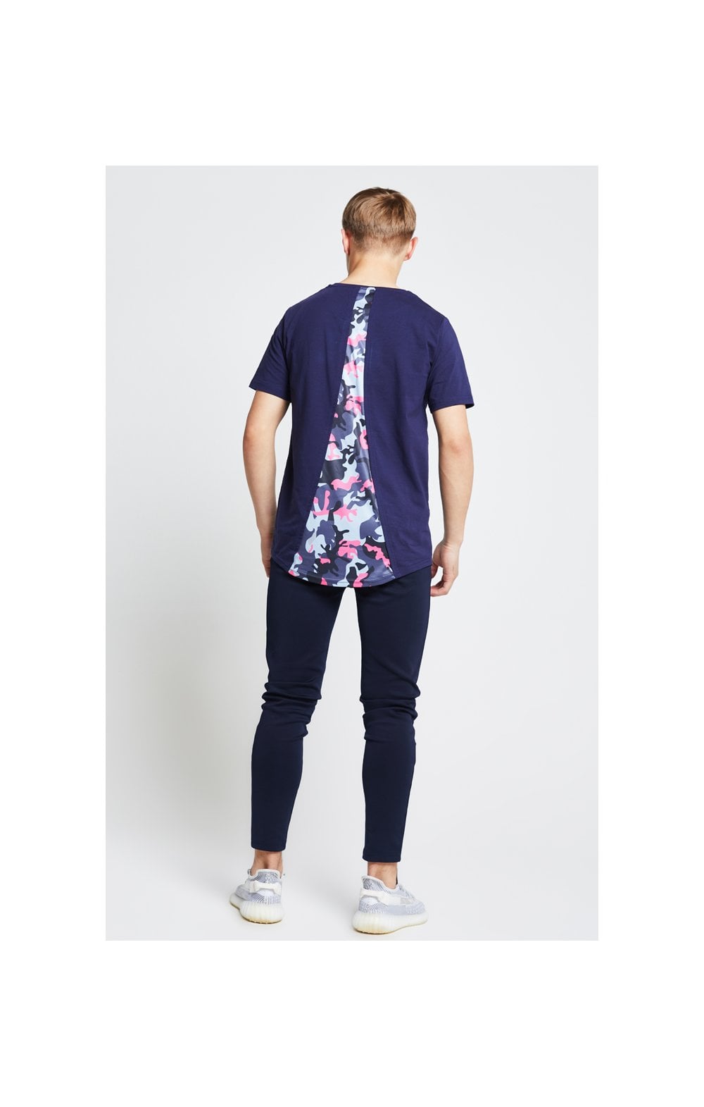 Laad de afbeelding in de Galerij viewer, Illusive London - T-shirt met gekruiste bandjes op de rug en camouflageprint in de kleuren marineblauw en neonroze (5)