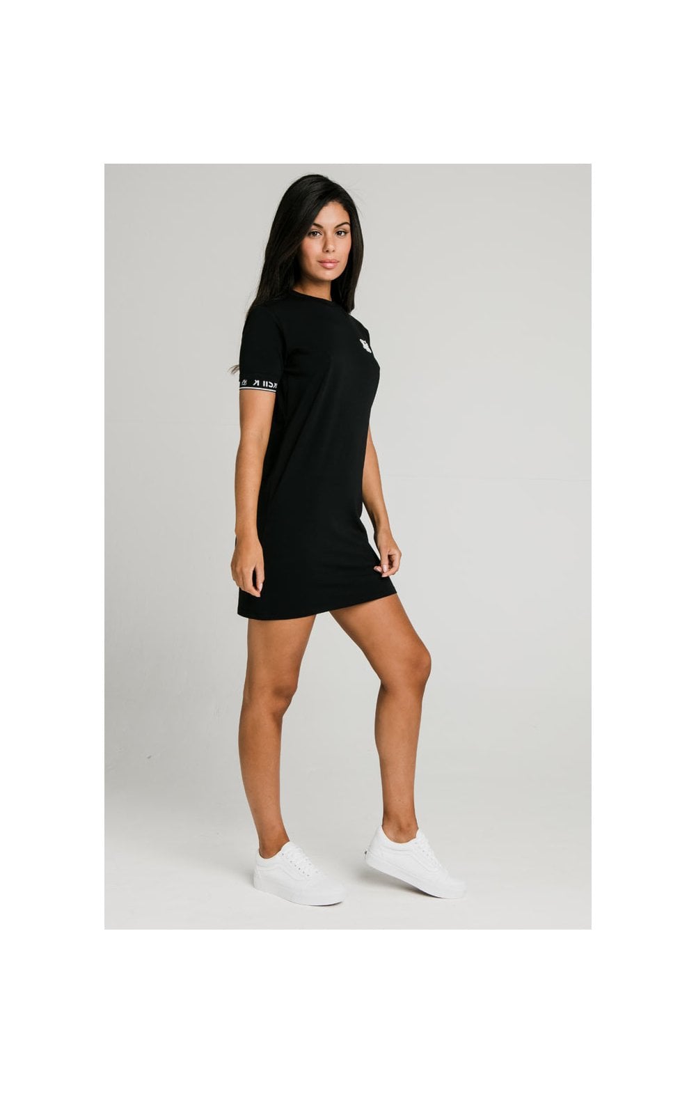 Laad de afbeelding in de Galerij viewer, Black Essential Core T-Shirt Dress (1)