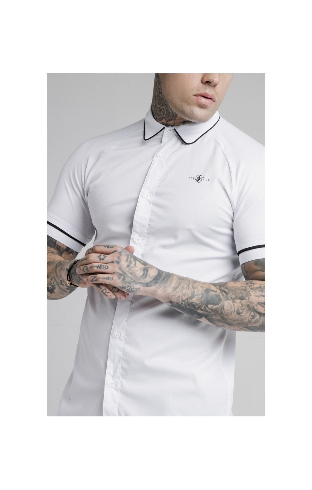 Laad de afbeelding in de Galerij viewer, SikSilk S/S Piping Inset Cuff Shirt - White