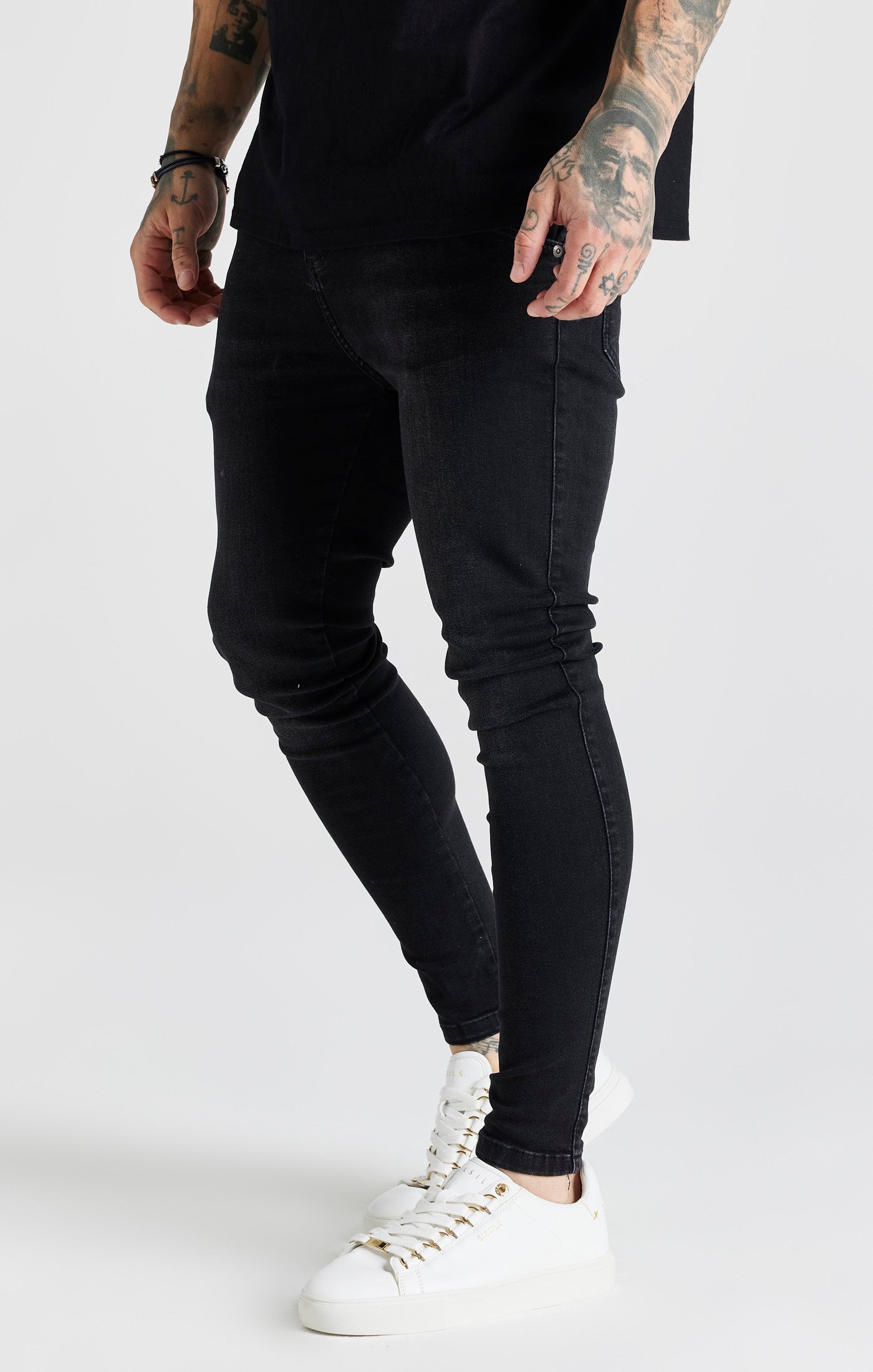 Laad de afbeelding in de Galerij viewer, Essentials - Zwart verwassen skinny jeans