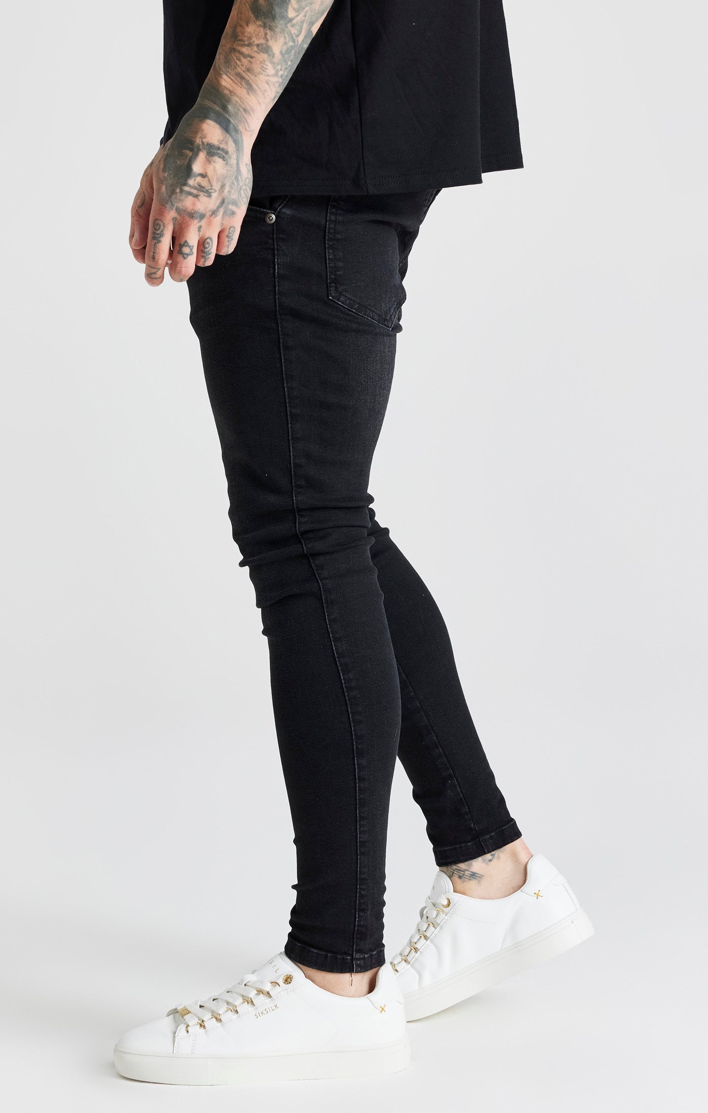 Laad de afbeelding in de Galerij viewer, Essentials - Zwart verwassen skinny jeans (1)