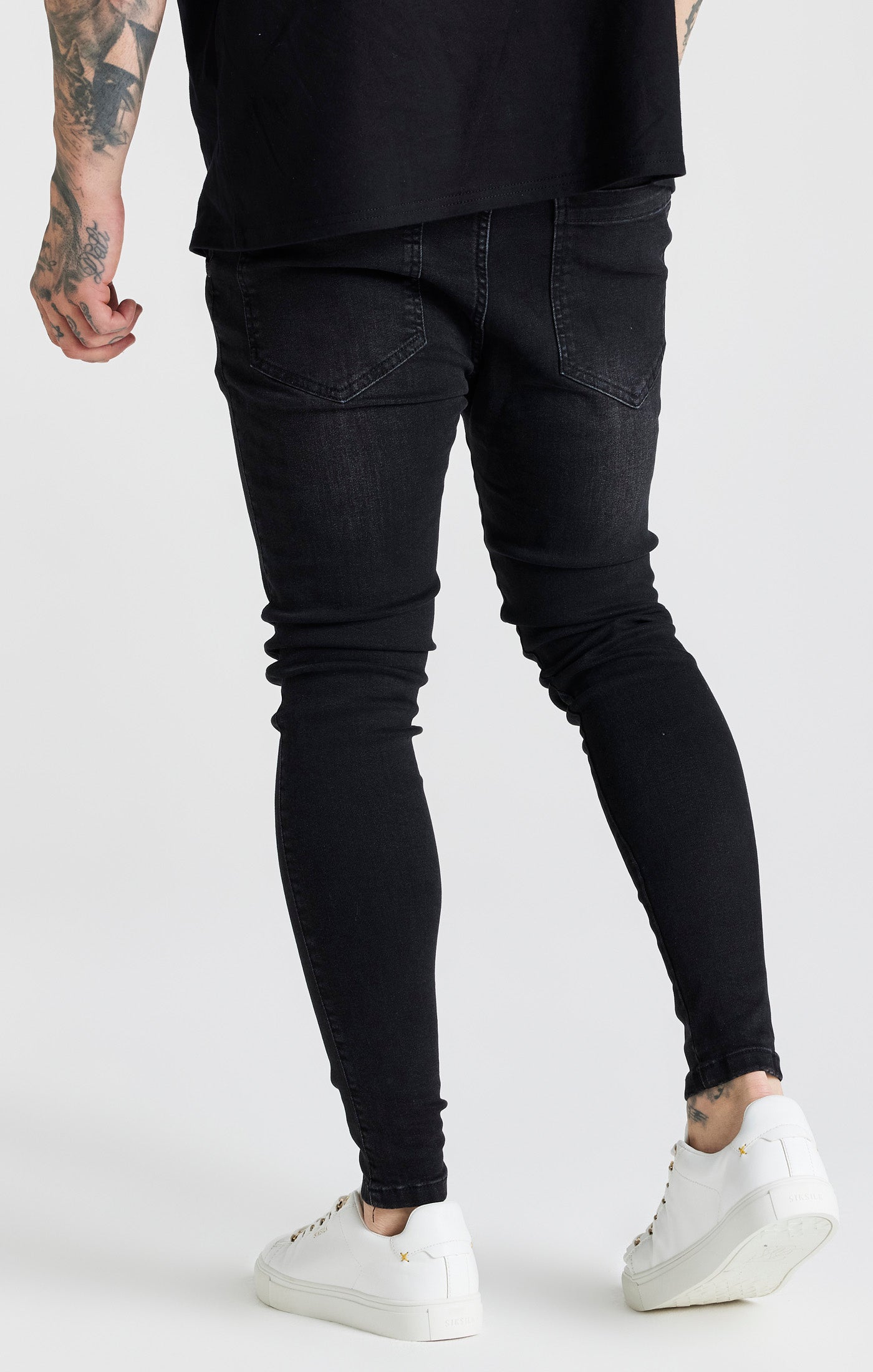 Laad de afbeelding in de Galerij viewer, Essentials - Zwart verwassen skinny jeans (3)