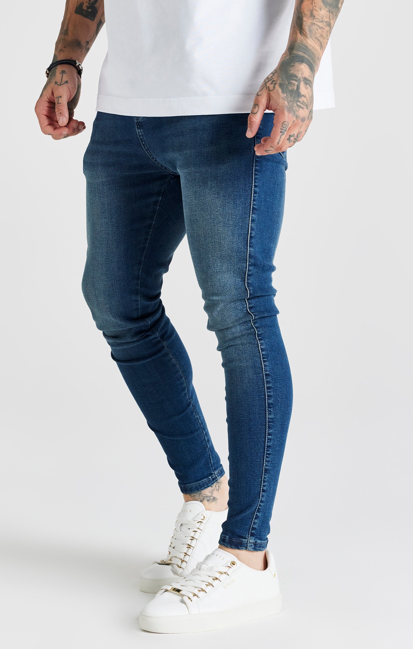 Laad de afbeelding in de Galerij viewer, Essentials - Blauw verwassen skinny jeans