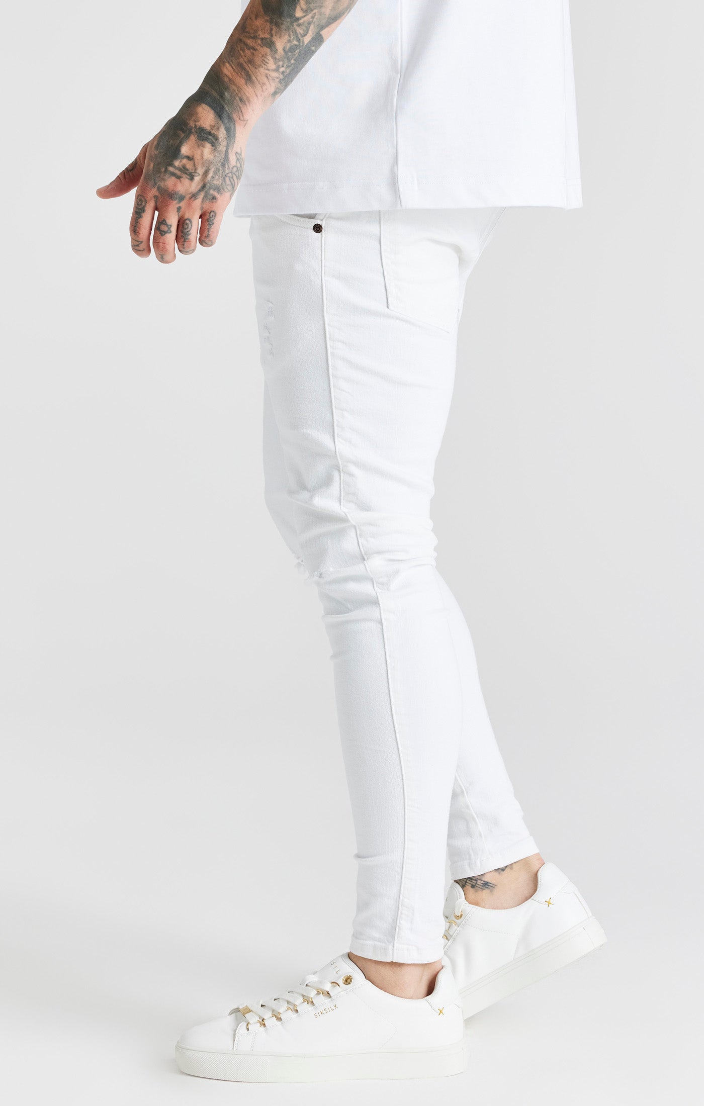Laad de afbeelding in de Galerij viewer, Essentials - Wit verwassen skinny jeans met een gedragen look en versleten details (1)