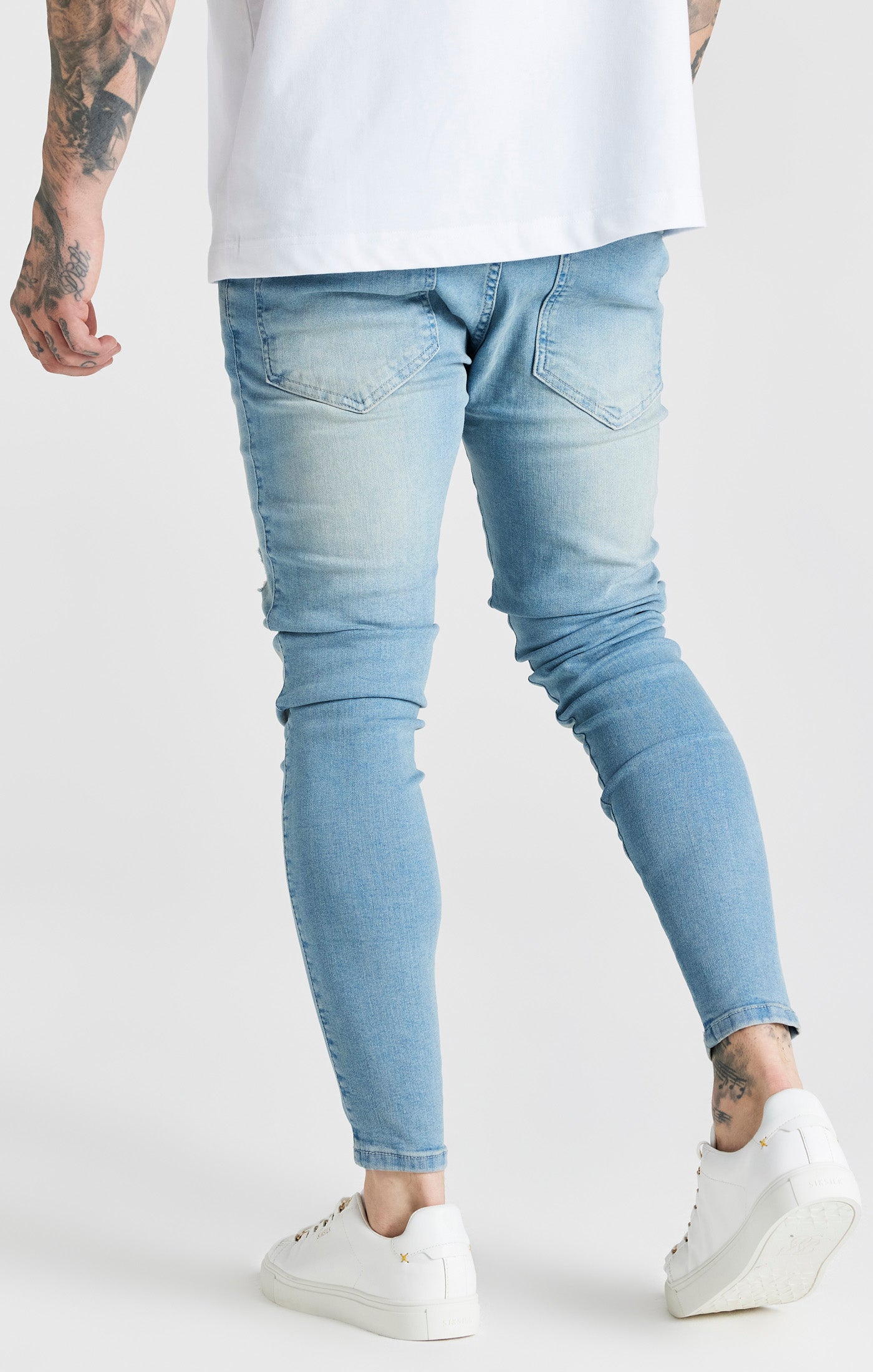 Laad de afbeelding in de Galerij viewer, Essentials - Blauw verwassen skinny jeans met een gedragen look en versleten details (3)