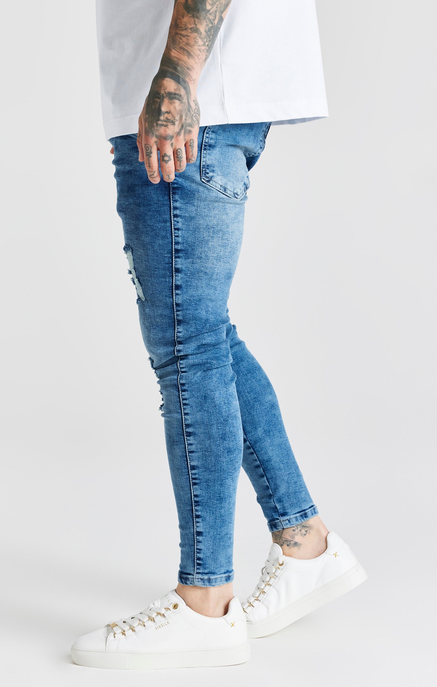 Laad de afbeelding in de Galerij viewer, Essentials - Blauwe half verwassen skinny jeans met een gedragen look en versleten details (1)