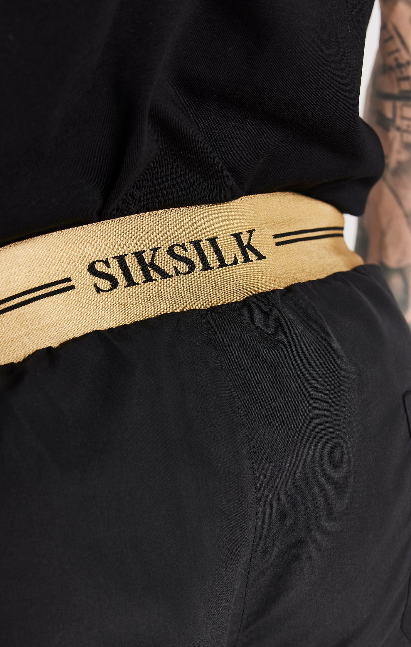 Laad de afbeelding in de Galerij viewer, SikSilk Supremacy Shorts - Zwart &amp; Goudkleurig (2)