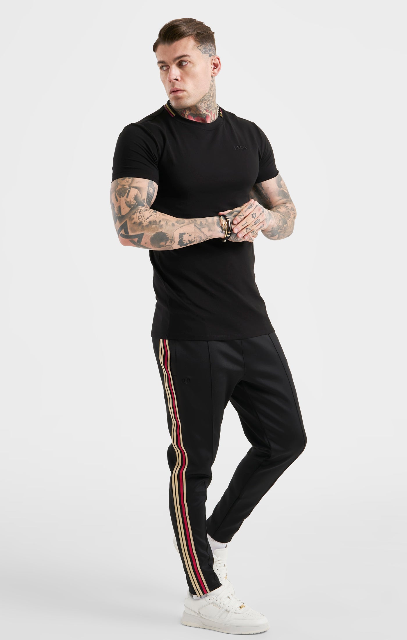 Laad de afbeelding in de Galerij viewer, Messi x SikSilk Black Collar Muscle Fit T-Shirt (2)