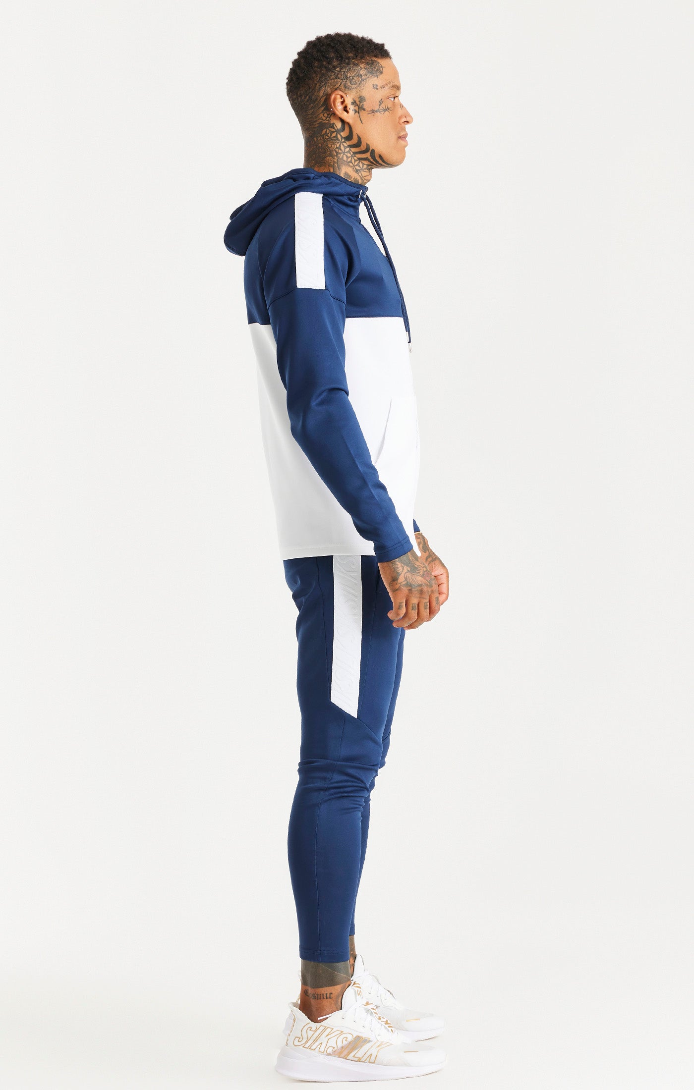 Laad de afbeelding in de Galerij viewer, Marineblauwe sportieve sweater met capuchon, zijbanden en volledige ritssluiting (3)