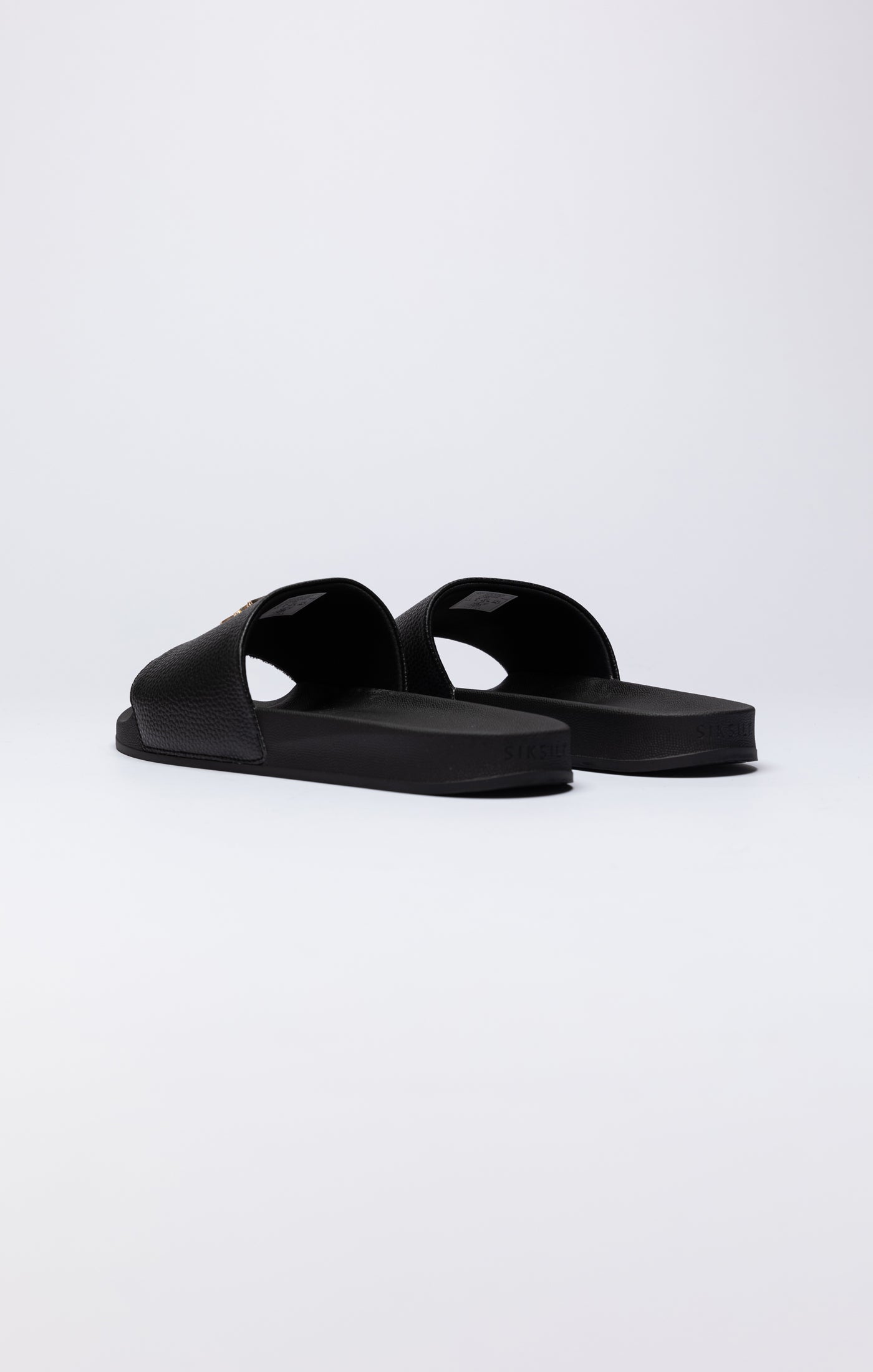 Laad de afbeelding in de Galerij viewer, SikSilk Slippers met Logo - Zwart, Goudkleurig &amp; Wit (4)