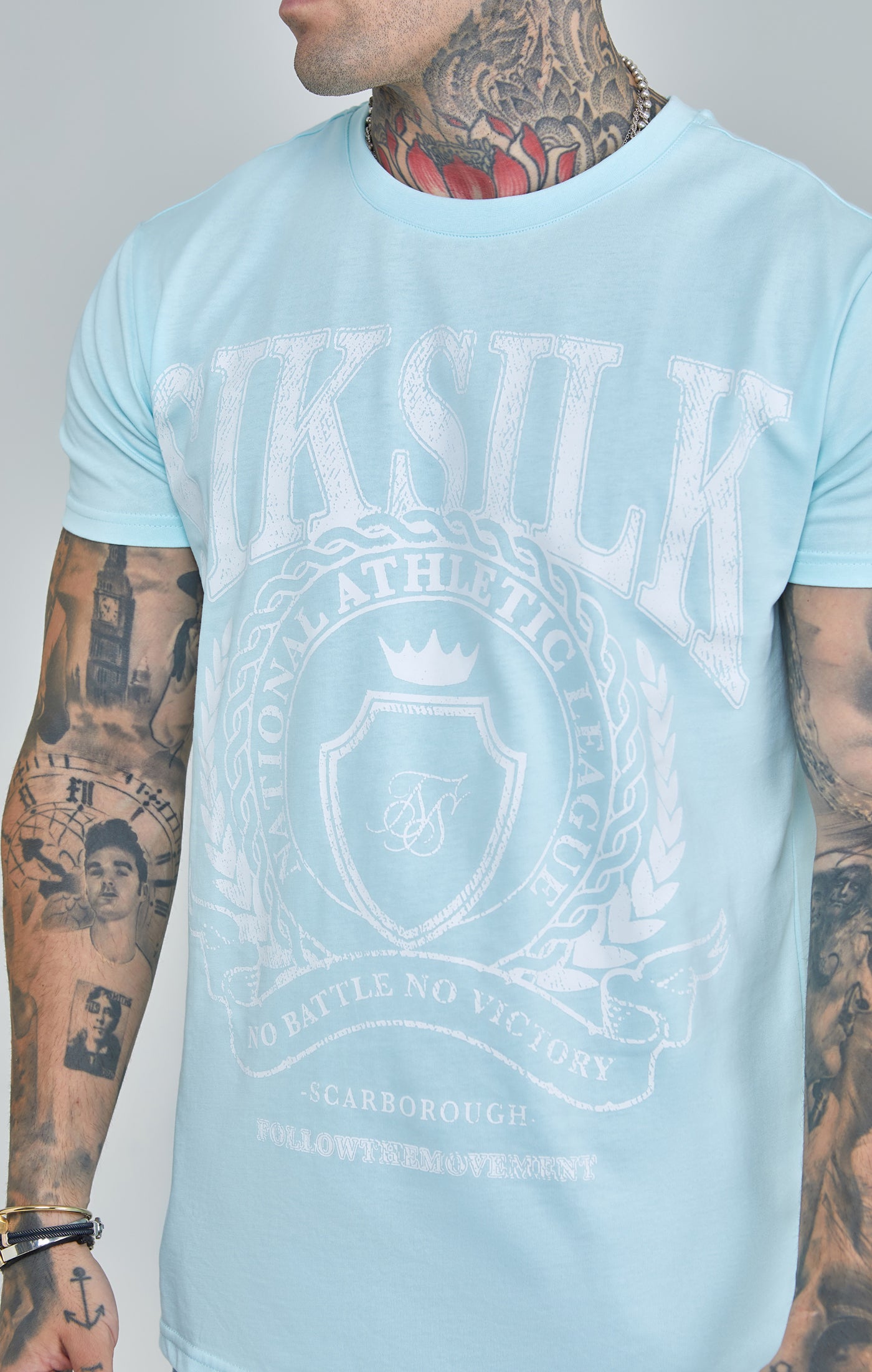 Laad de afbeelding in de Galerij viewer, SikSilk Varsity Box T-shirt - Blauw (2)