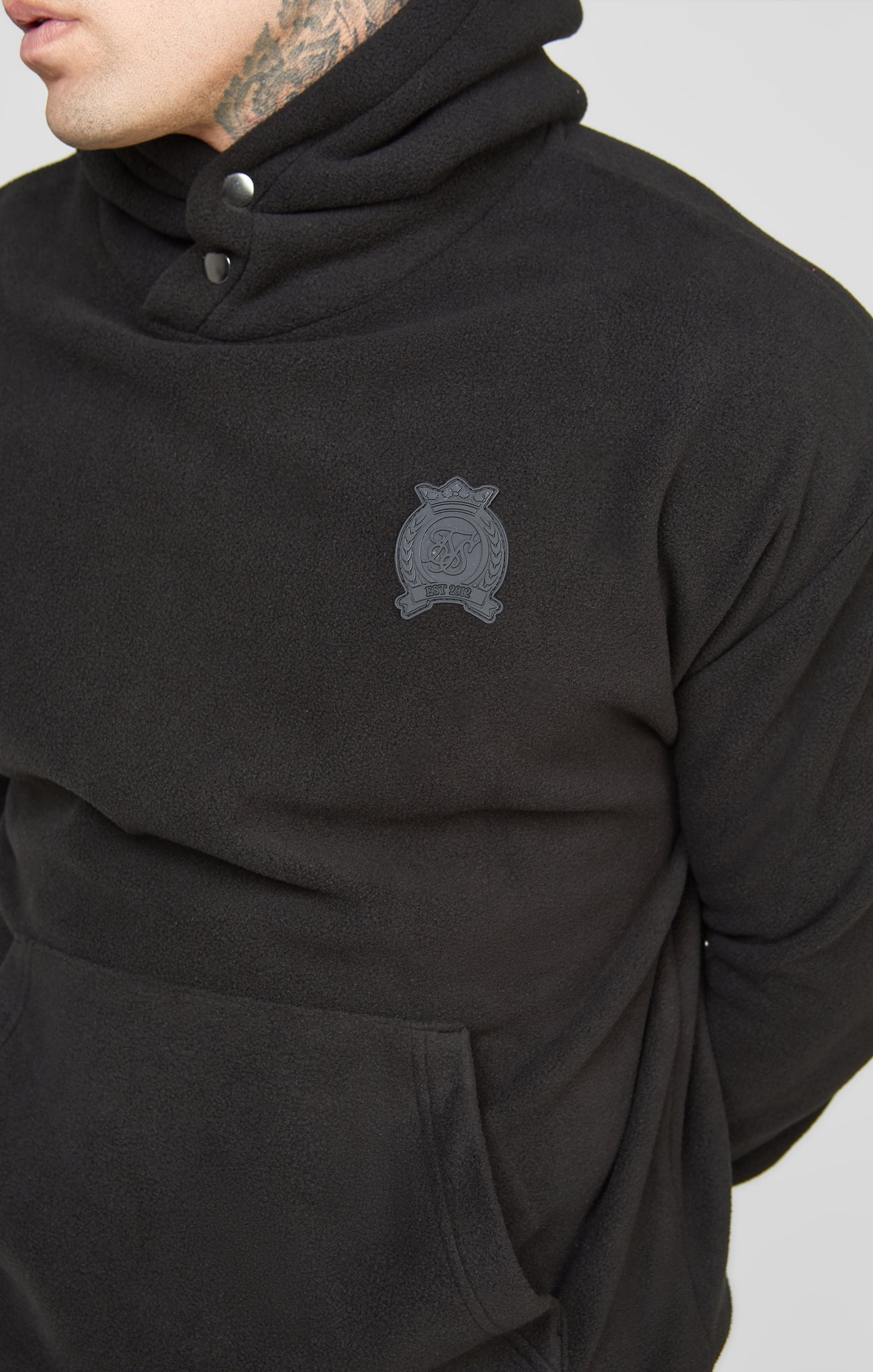 Laad de afbeelding in de Galerij viewer, Sweater van zwarte fleece met capuchon (1)