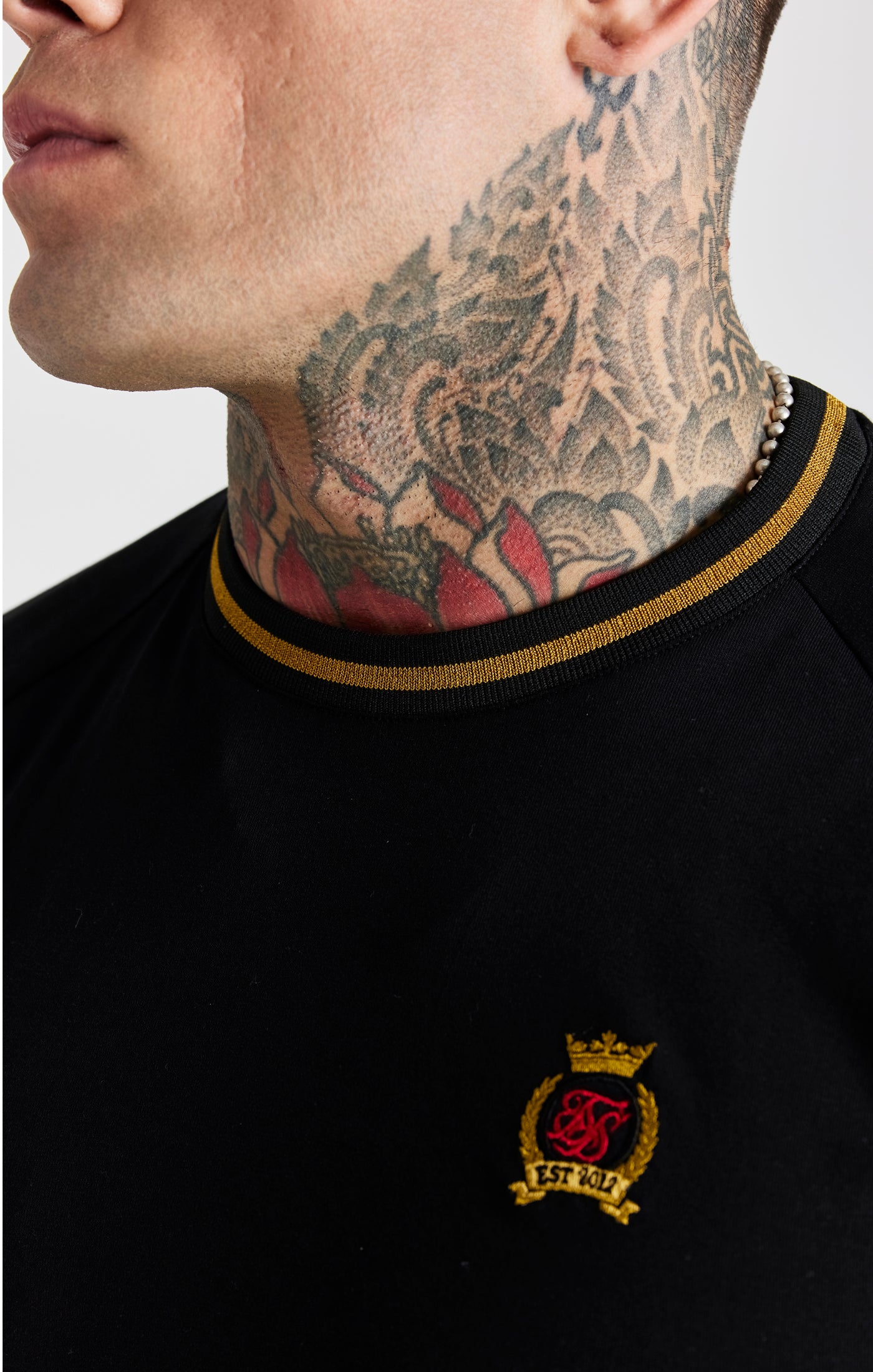 Laad de afbeelding in de Galerij viewer, Black Crest Muscle Fit T-Shirt (1)
