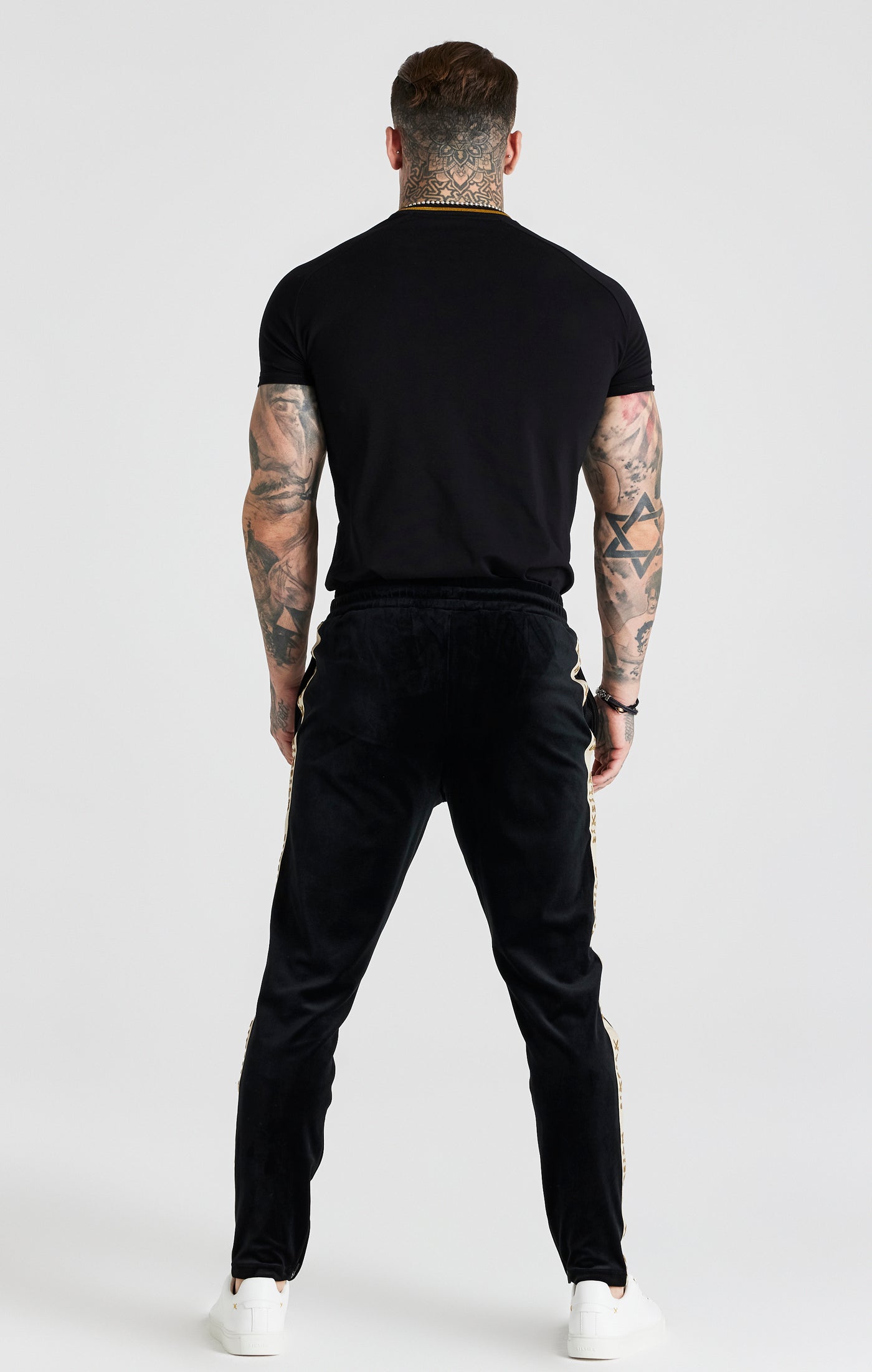 Laad de afbeelding in de Galerij viewer, Black Crest Muscle Fit T-Shirt (5)