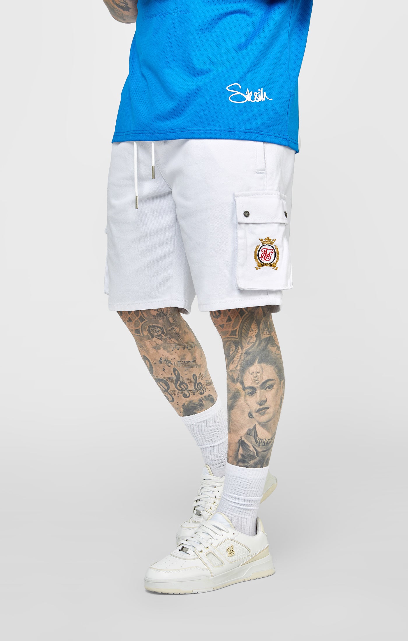Laad de afbeelding in de Galerij viewer, Witte short van spijkerstof met elastische taille in cargostijl