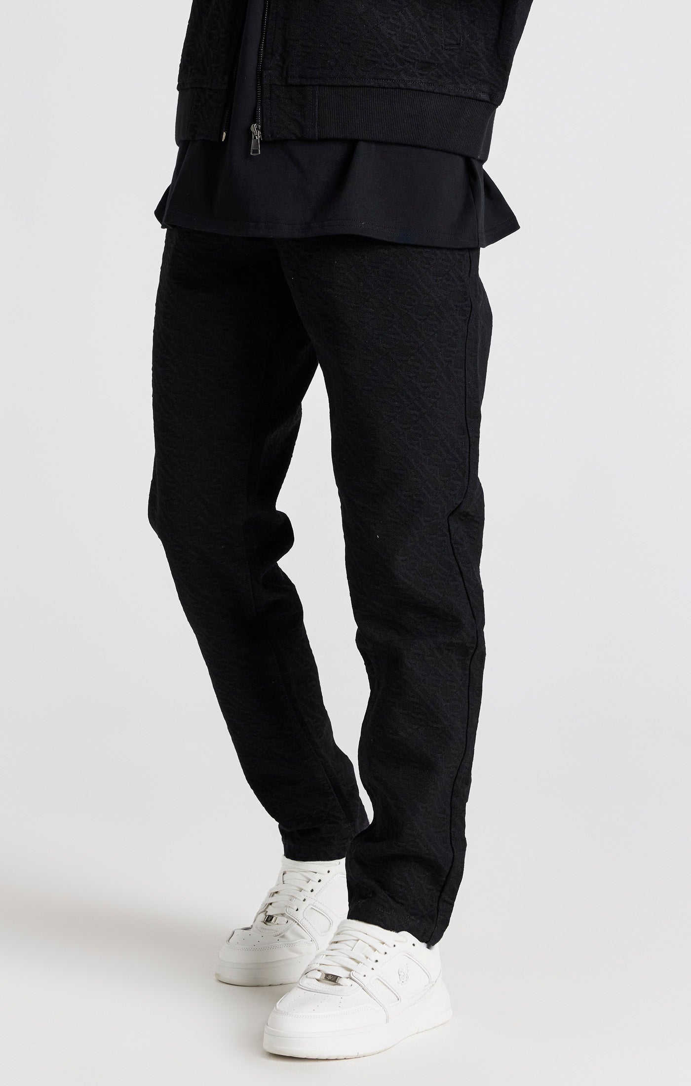 Laad de afbeelding in de Galerij viewer, Zwarte jeans met slanke pasvorm (slim fit) en repetitief logo