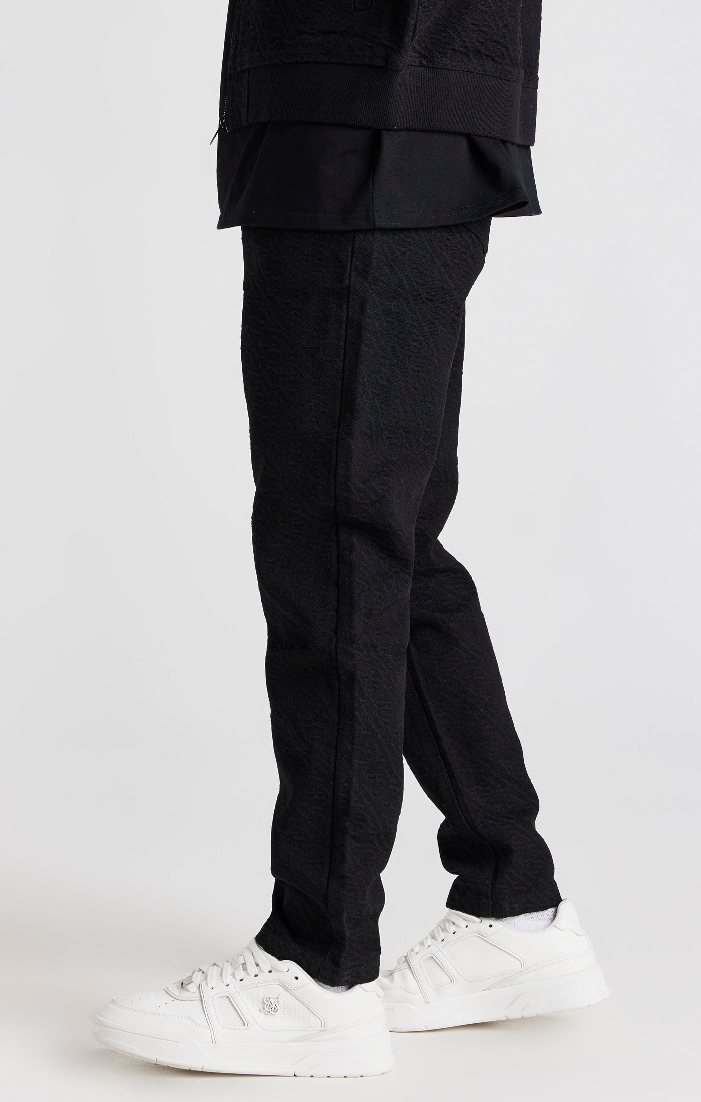 Laad de afbeelding in de Galerij viewer, Zwarte jeans met slanke pasvorm (slim fit) en repetitief logo (1)