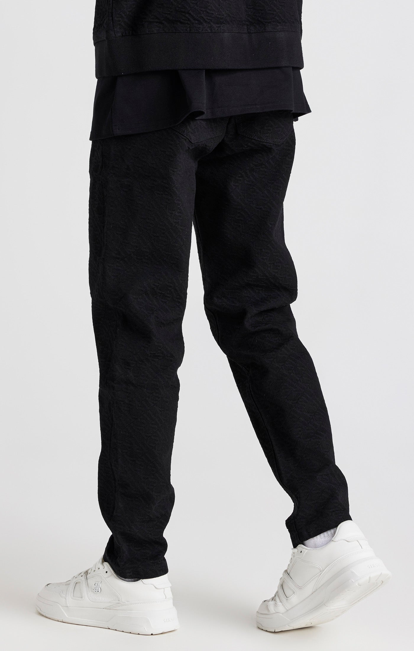 Laad de afbeelding in de Galerij viewer, Zwarte jeans met slanke pasvorm (slim fit) en repetitief logo (3)