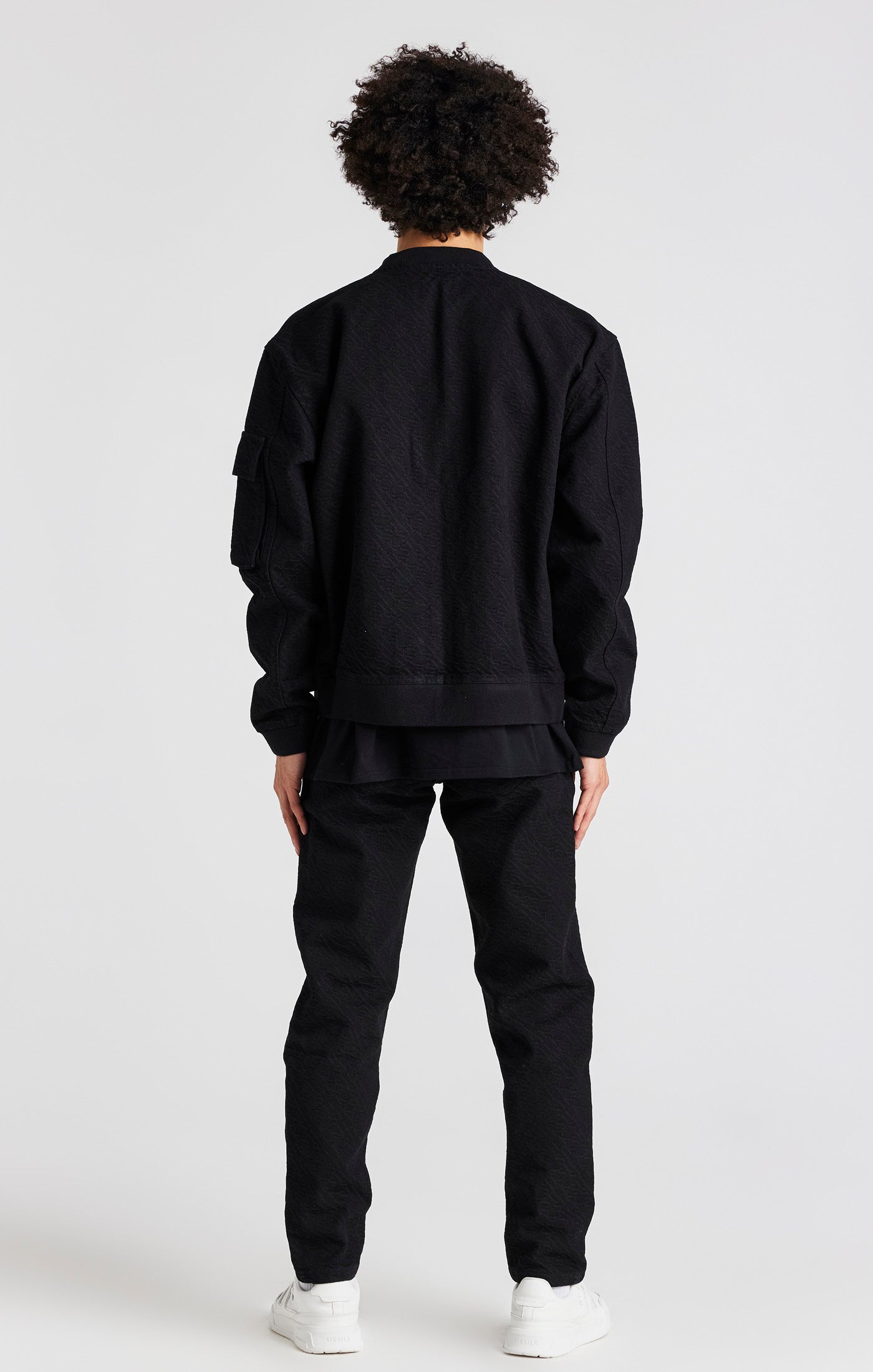 Laad de afbeelding in de Galerij viewer, Zwarte jeans met slanke pasvorm (slim fit) en repetitief logo (4)