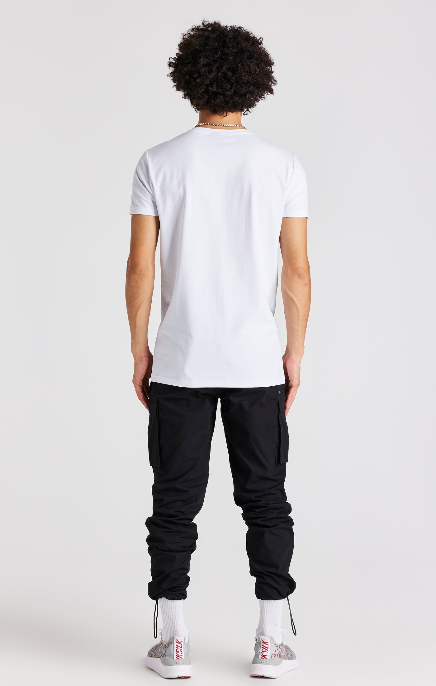Laad de afbeelding in de Galerij viewer, Wit T-shirt met nauwsluitende pasvorm (muscle fit), korte mouwen en logo (5)