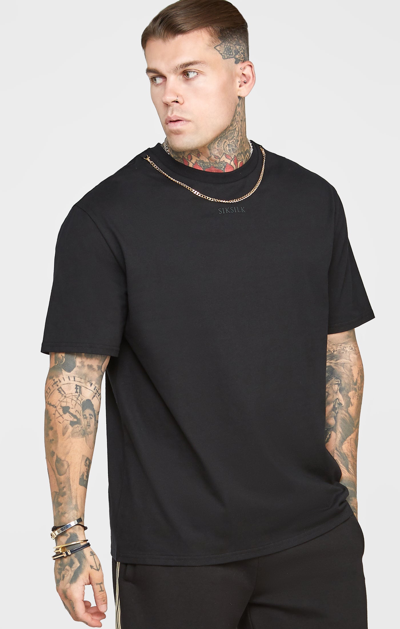 Laad de afbeelding in de Galerij viewer, Zwart oversized T-shirt met ketting