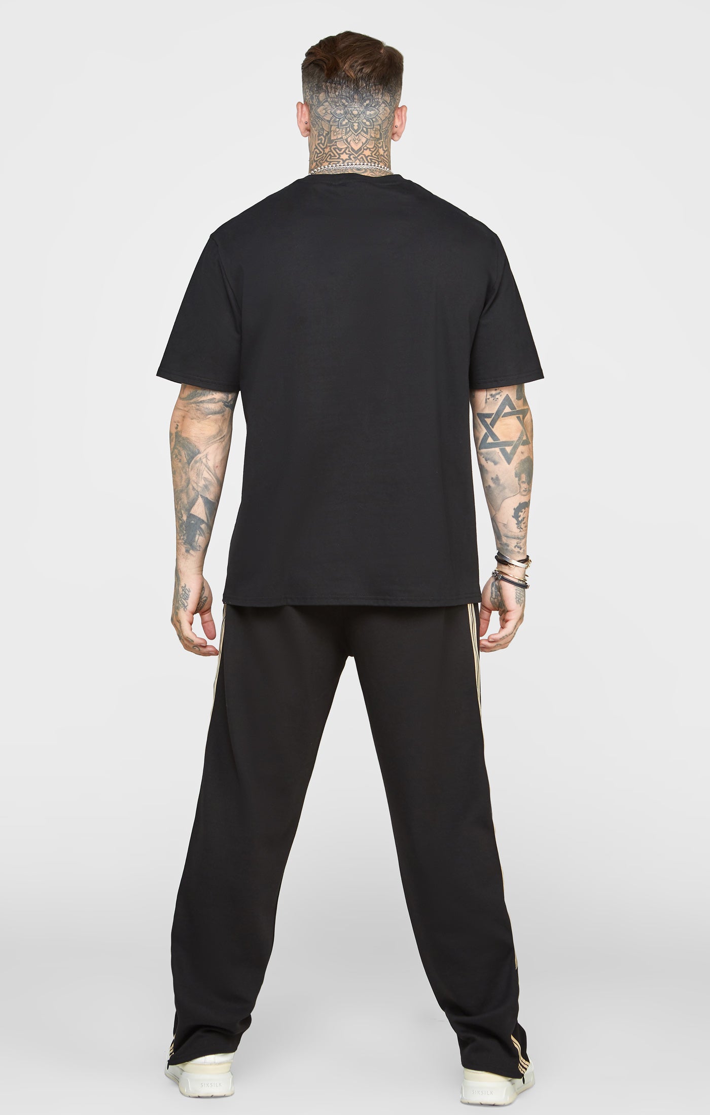 Laad de afbeelding in de Galerij viewer, Zwart oversized T-shirt met ketting (4)