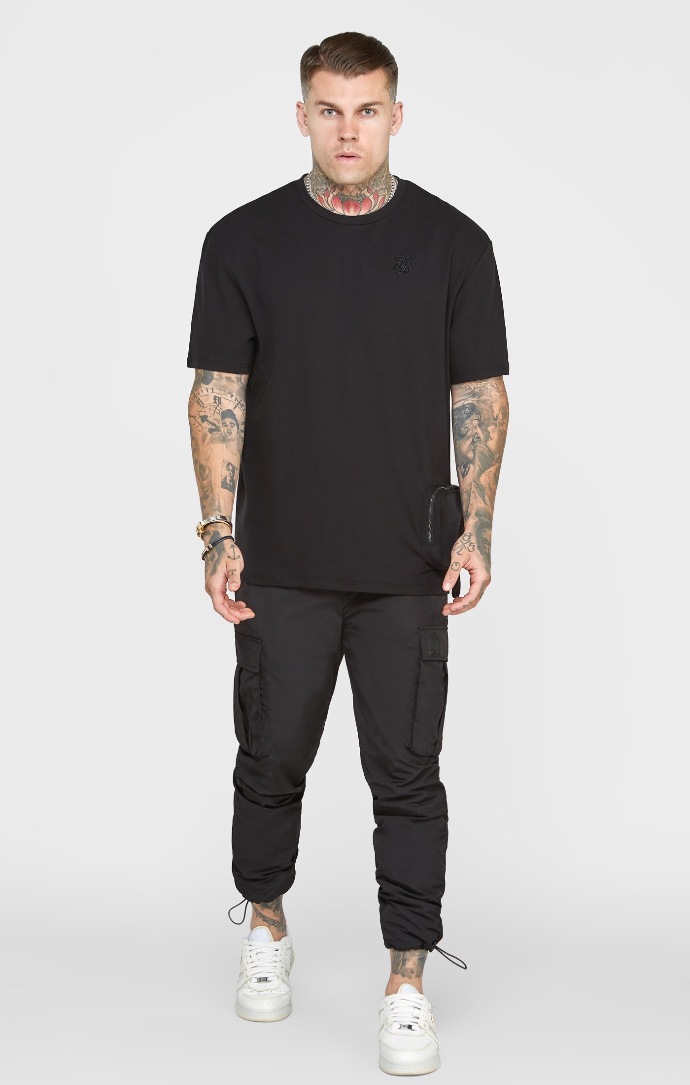 Laad de afbeelding in de Galerij viewer, Zwart oversized T-shirt met zak (2)