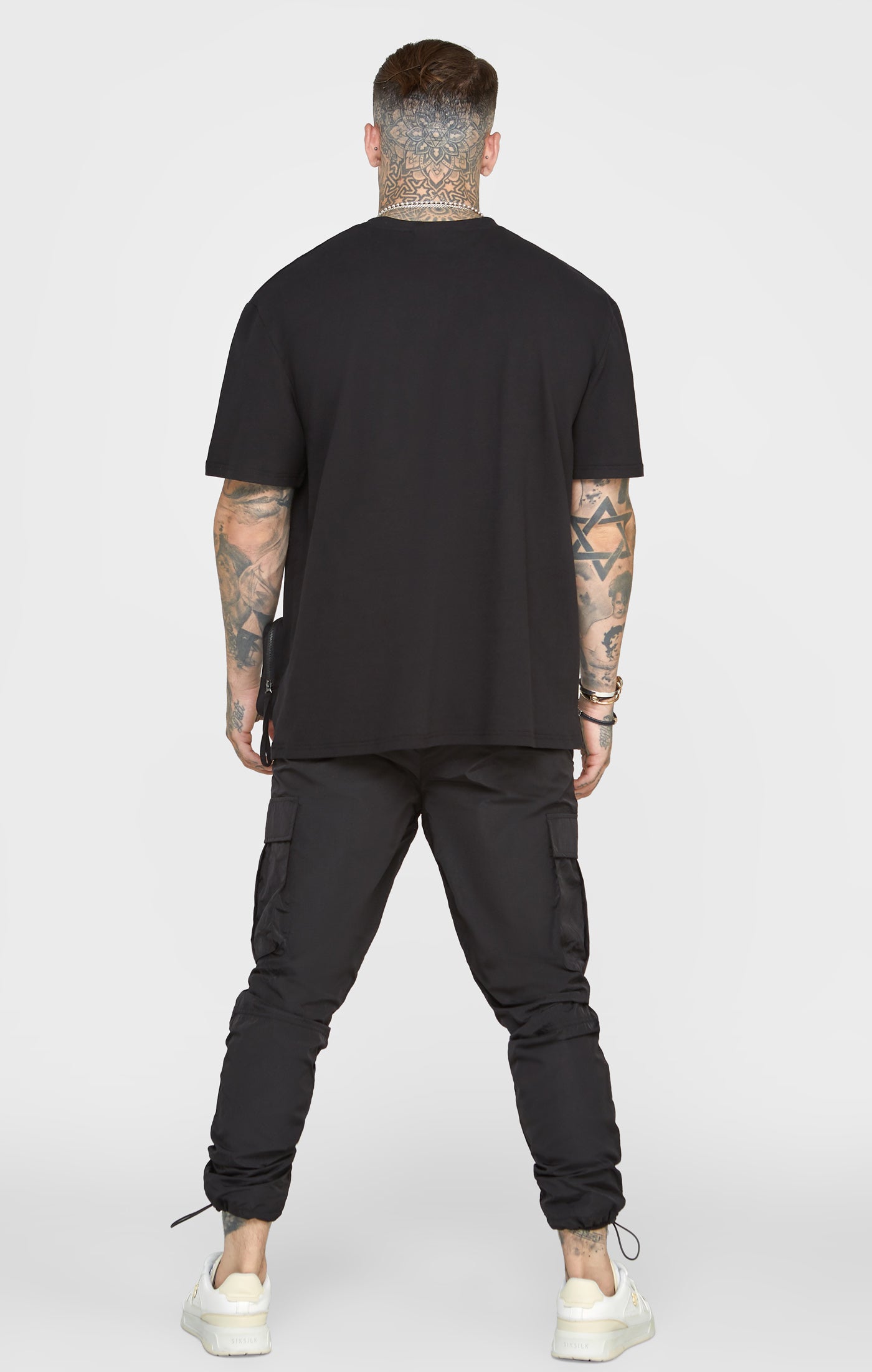 Laad de afbeelding in de Galerij viewer, Zwart oversized T-shirt met zak (4)