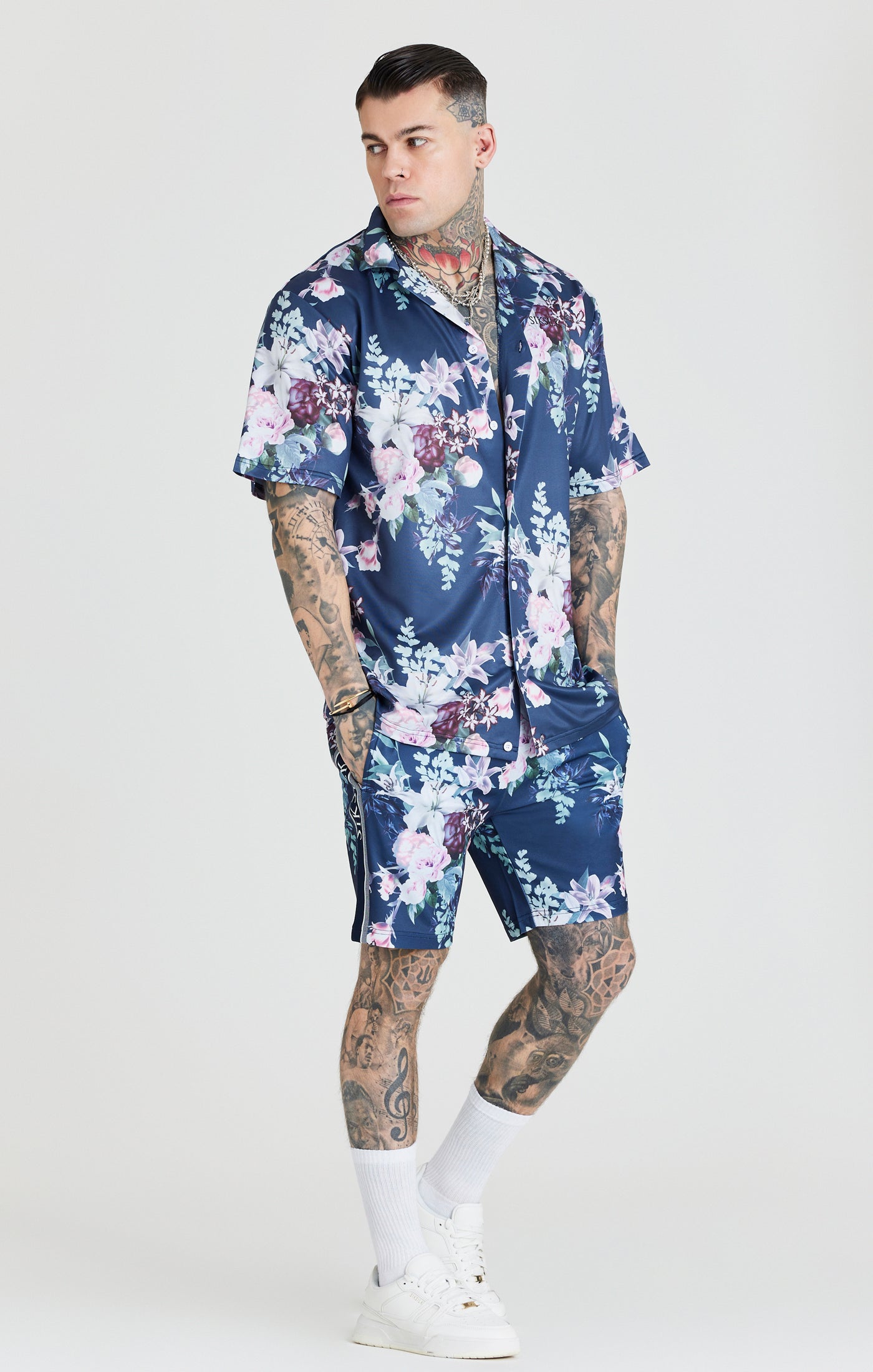 Laad de afbeelding in de Galerij viewer, Marineblauw uniseks hemd met botanische print (1)