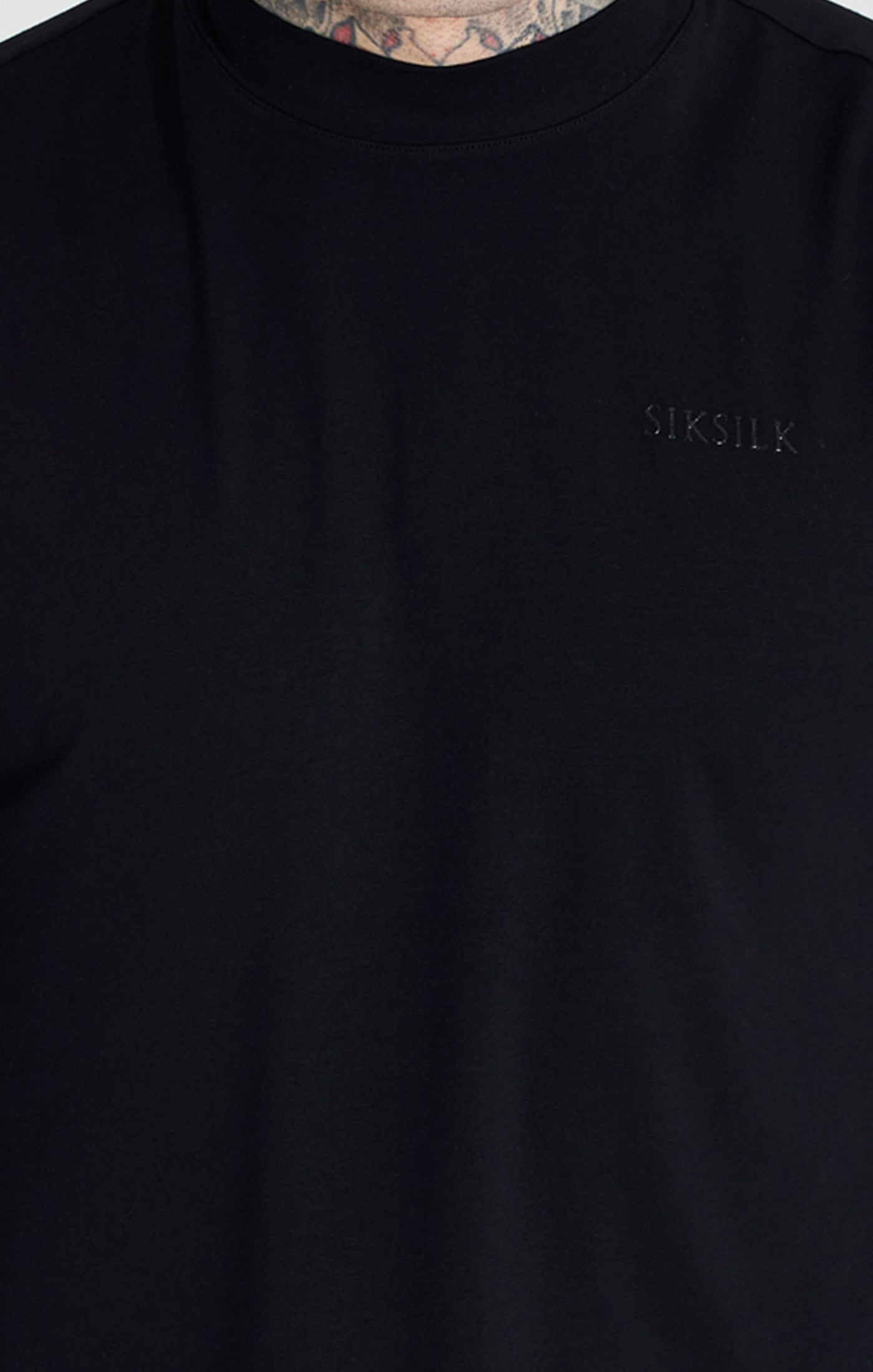 Laad de afbeelding in de Galerij viewer, SikSilk Foundation T-shirt met Hoge Hals - Zwart (1)
