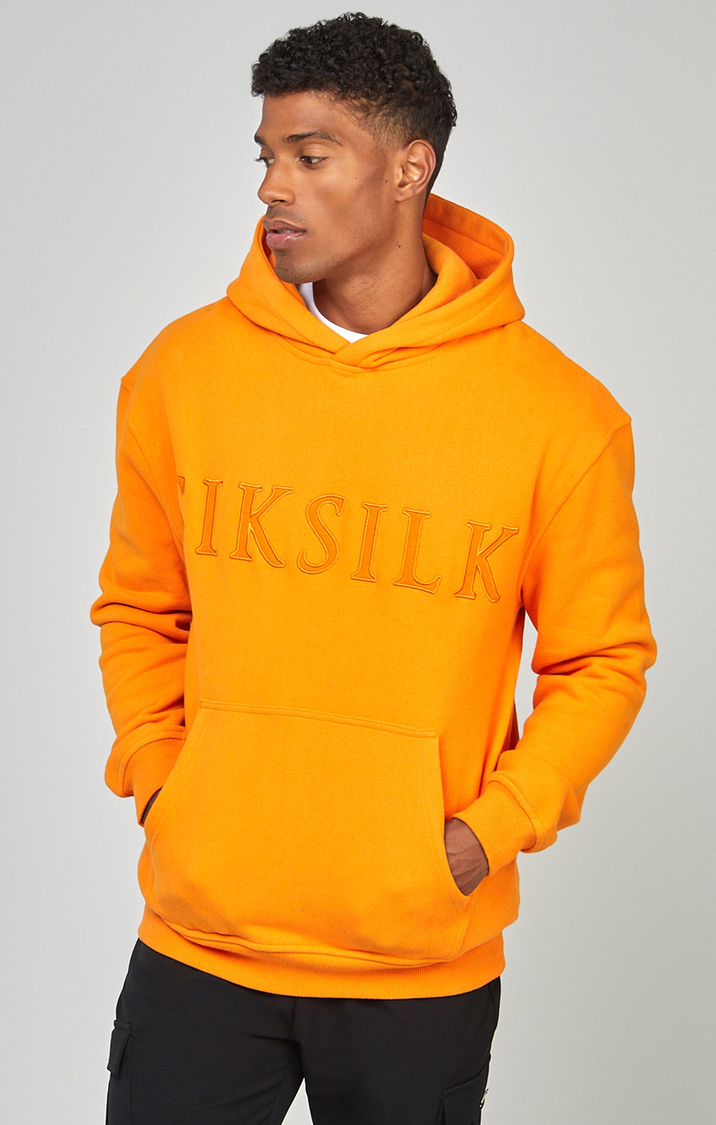 Laad de afbeelding in de Galerij viewer, Oranje relaxed fit sweater met capuchon en appliqué-logo