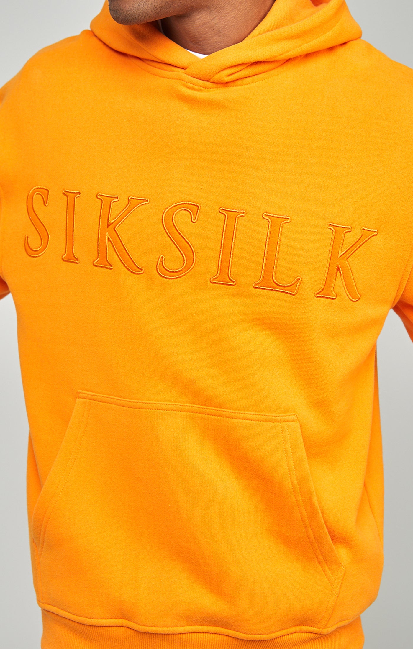 Laad de afbeelding in de Galerij viewer, Oranje relaxed fit sweater met capuchon en appliqué-logo (2)