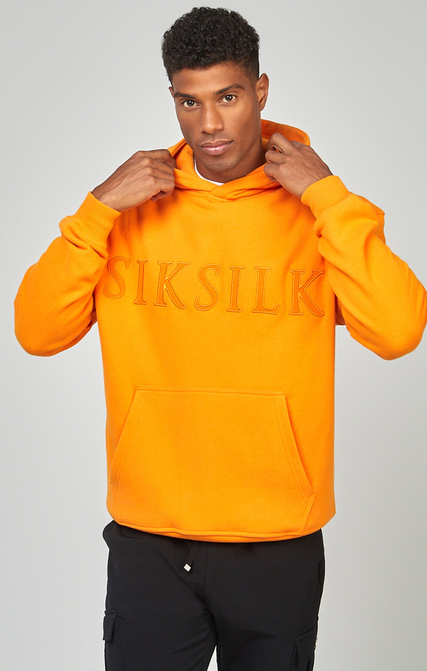 Laad de afbeelding in de Galerij viewer, Oranje relaxed fit sweater met capuchon en appliqué-logo (3)