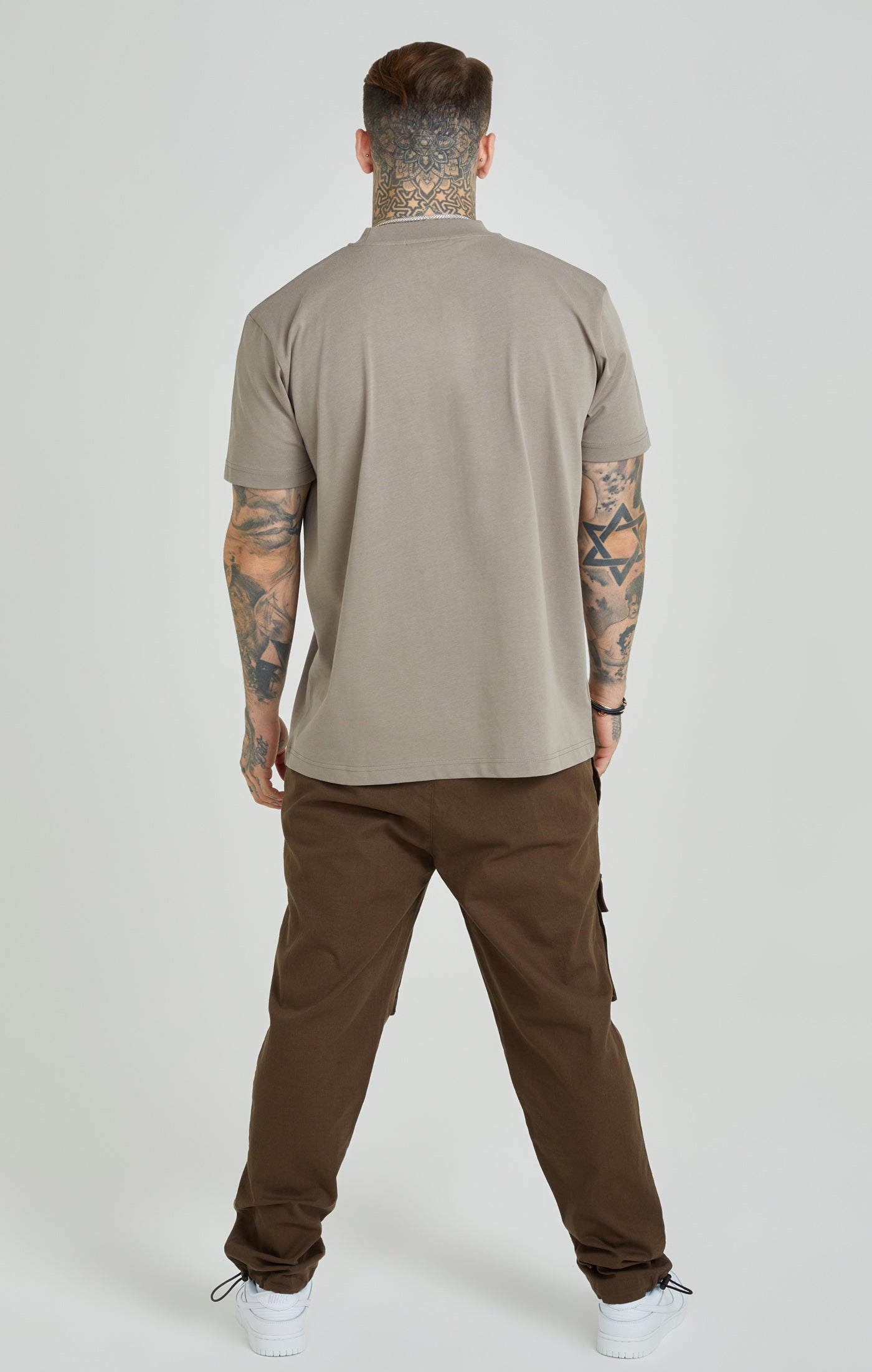 Laad de afbeelding in de Galerij viewer, Bruin oversized T-shirt met appliqué-logo (4)