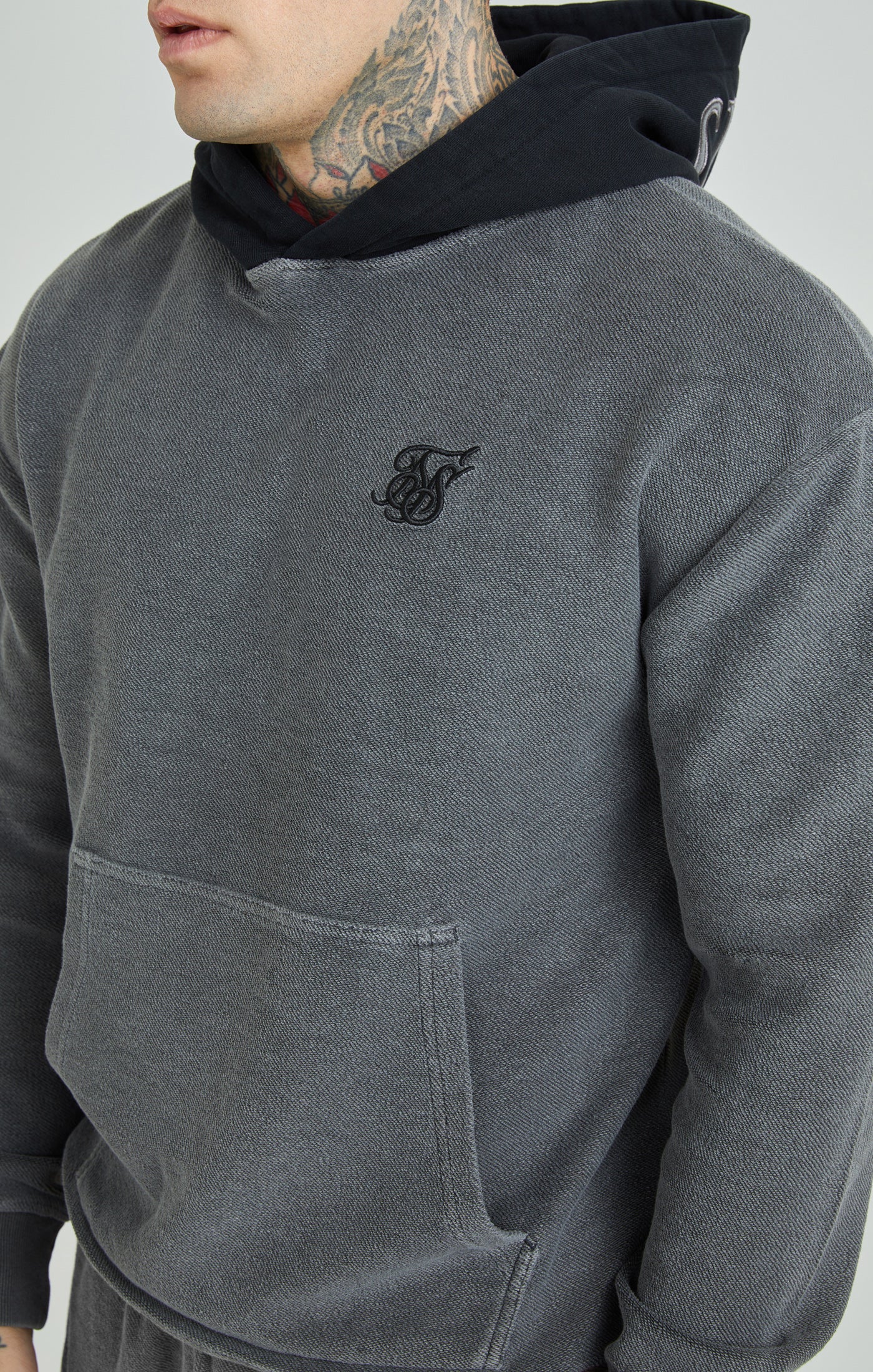 Laad de afbeelding in de Galerij viewer, Zware, grijs verwassen oversized sweater in loopback-stof met capuchon (3)