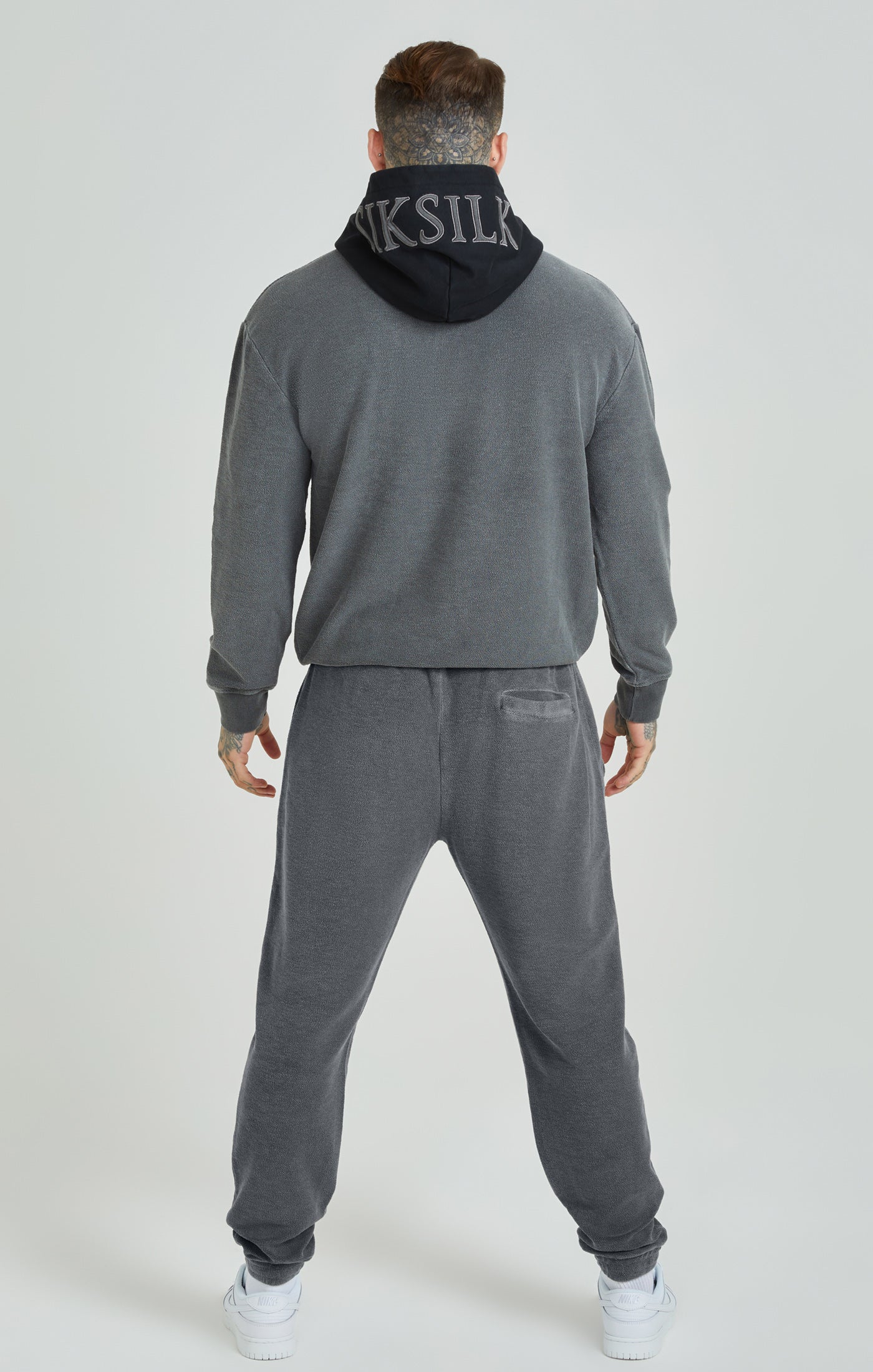 Laad de afbeelding in de Galerij viewer, Zware, grijs verwassen oversized sweater in loopback-stof met capuchon (4)
