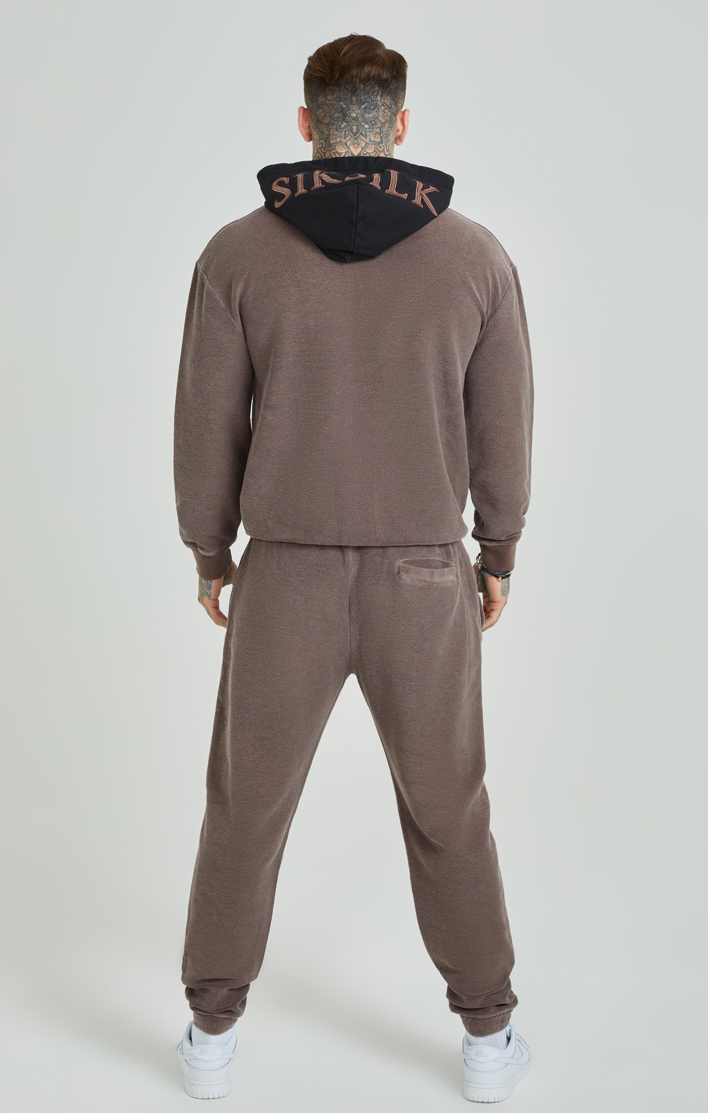 Laad de afbeelding in de Galerij viewer, Zware, bruin verwassen oversized sweater in loopback-stof met capuchon (4)