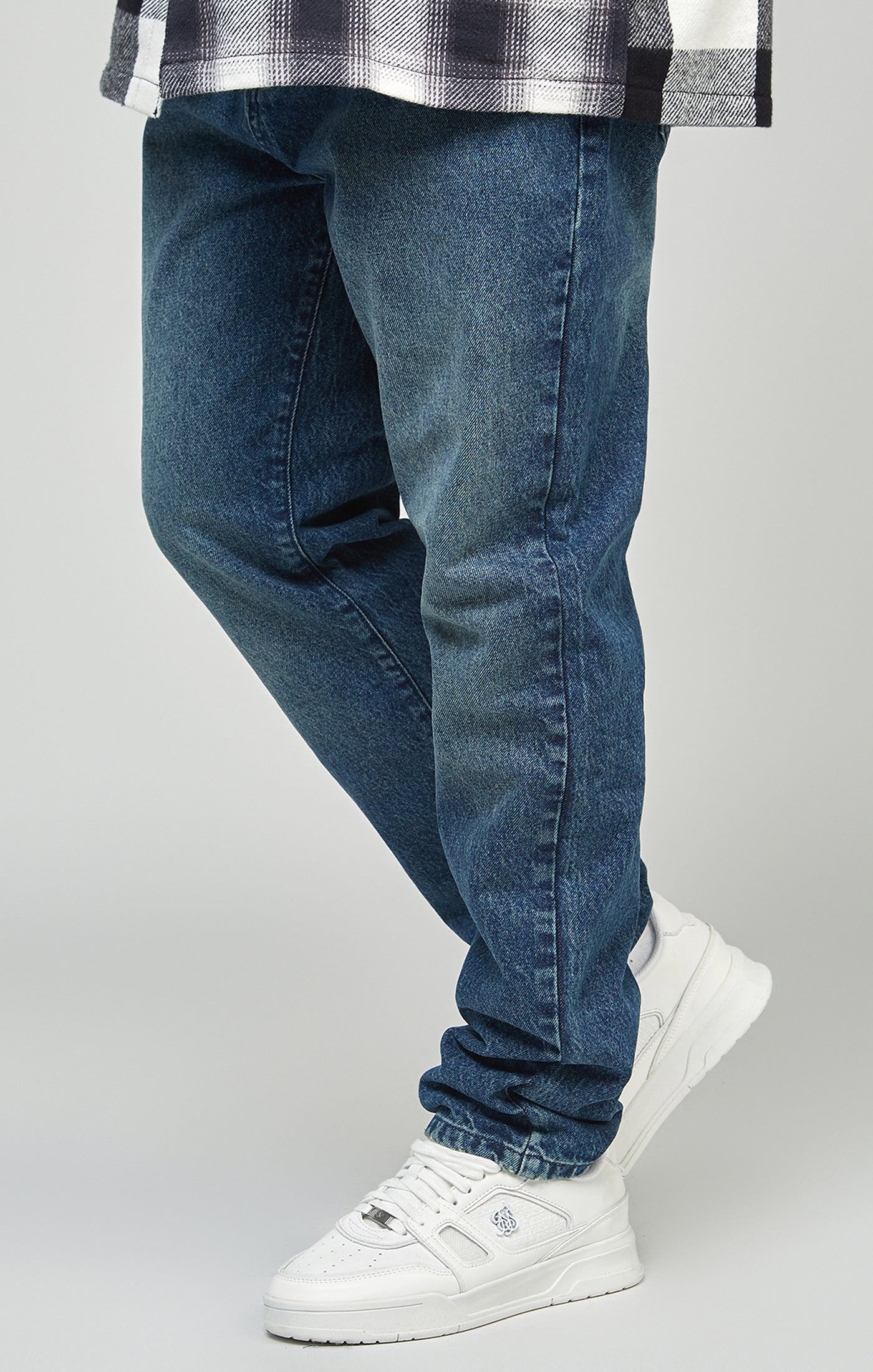 Laad de afbeelding in de Galerij viewer, Middenblauwe jeans met normale pasvorm en rechte pijpen (straight cut)