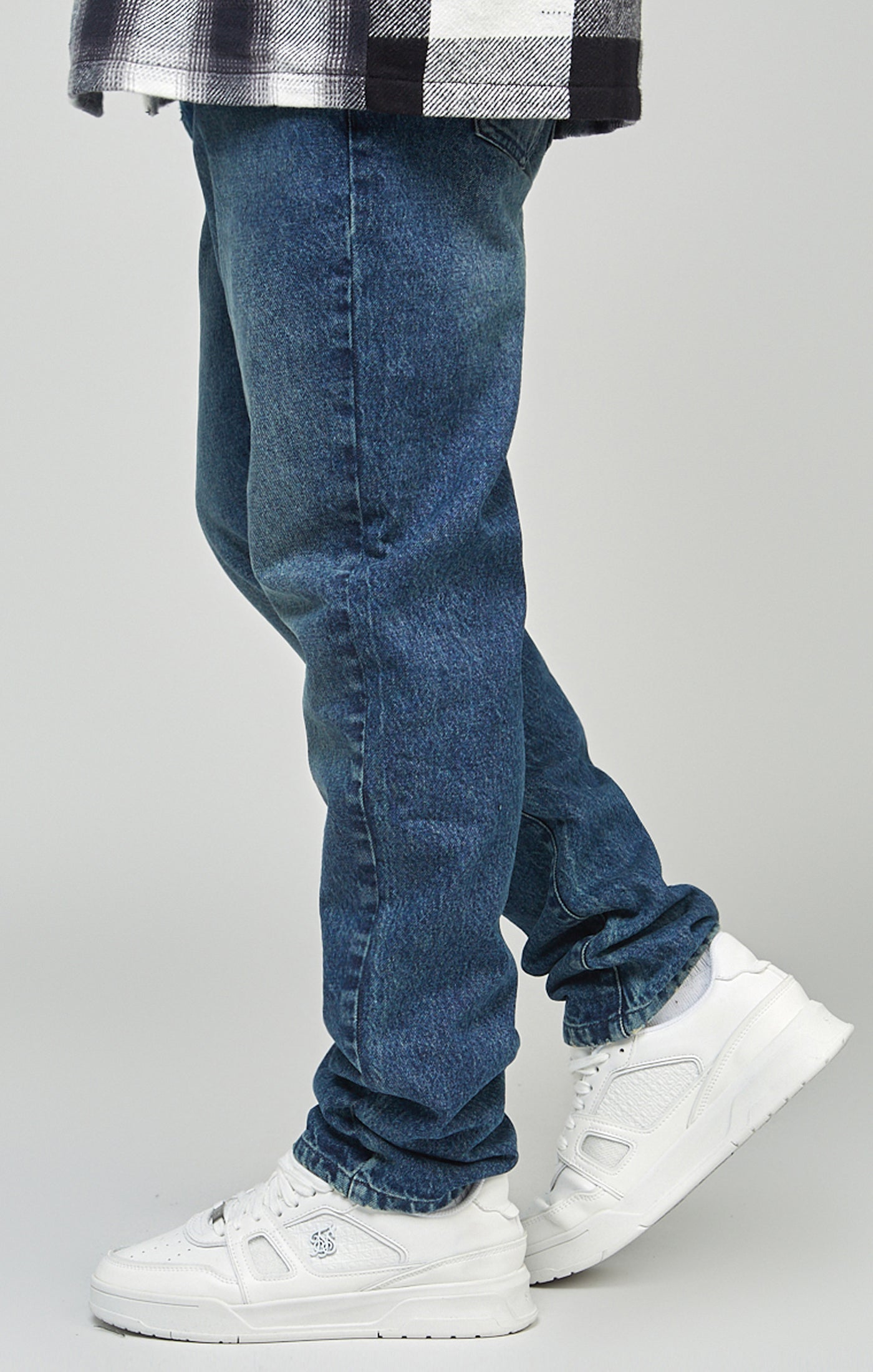 Laad de afbeelding in de Galerij viewer, Middenblauwe jeans met normale pasvorm en rechte pijpen (straight cut) (2)