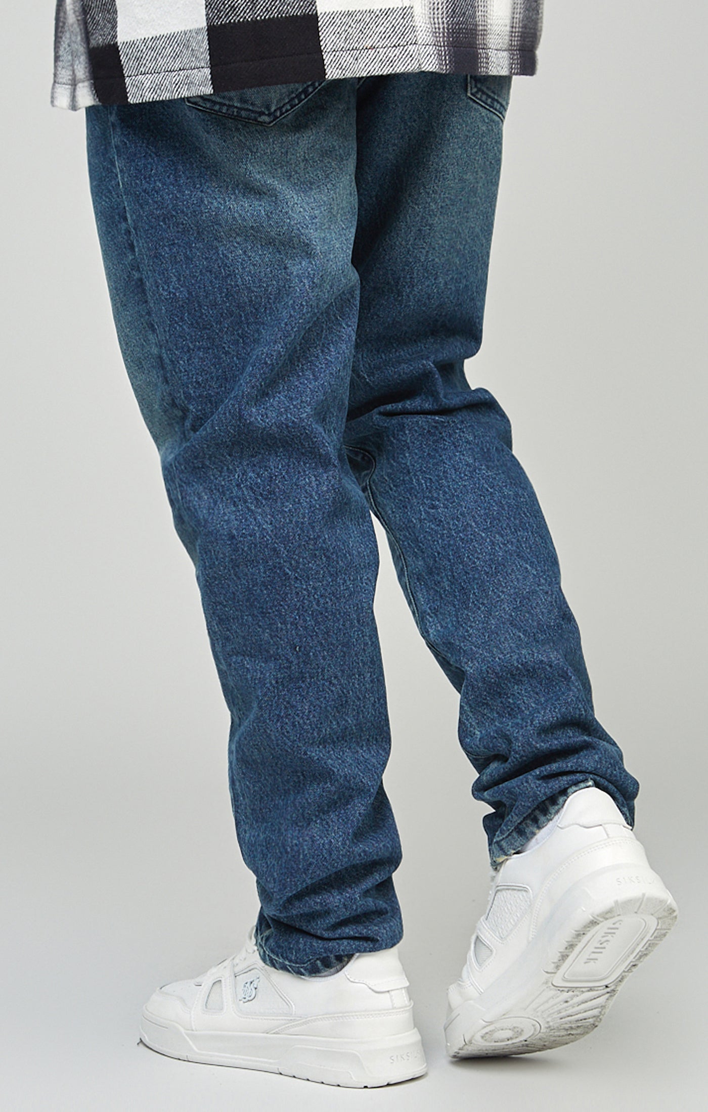 Laad de afbeelding in de Galerij viewer, Middenblauwe jeans met normale pasvorm en rechte pijpen (straight cut) (3)