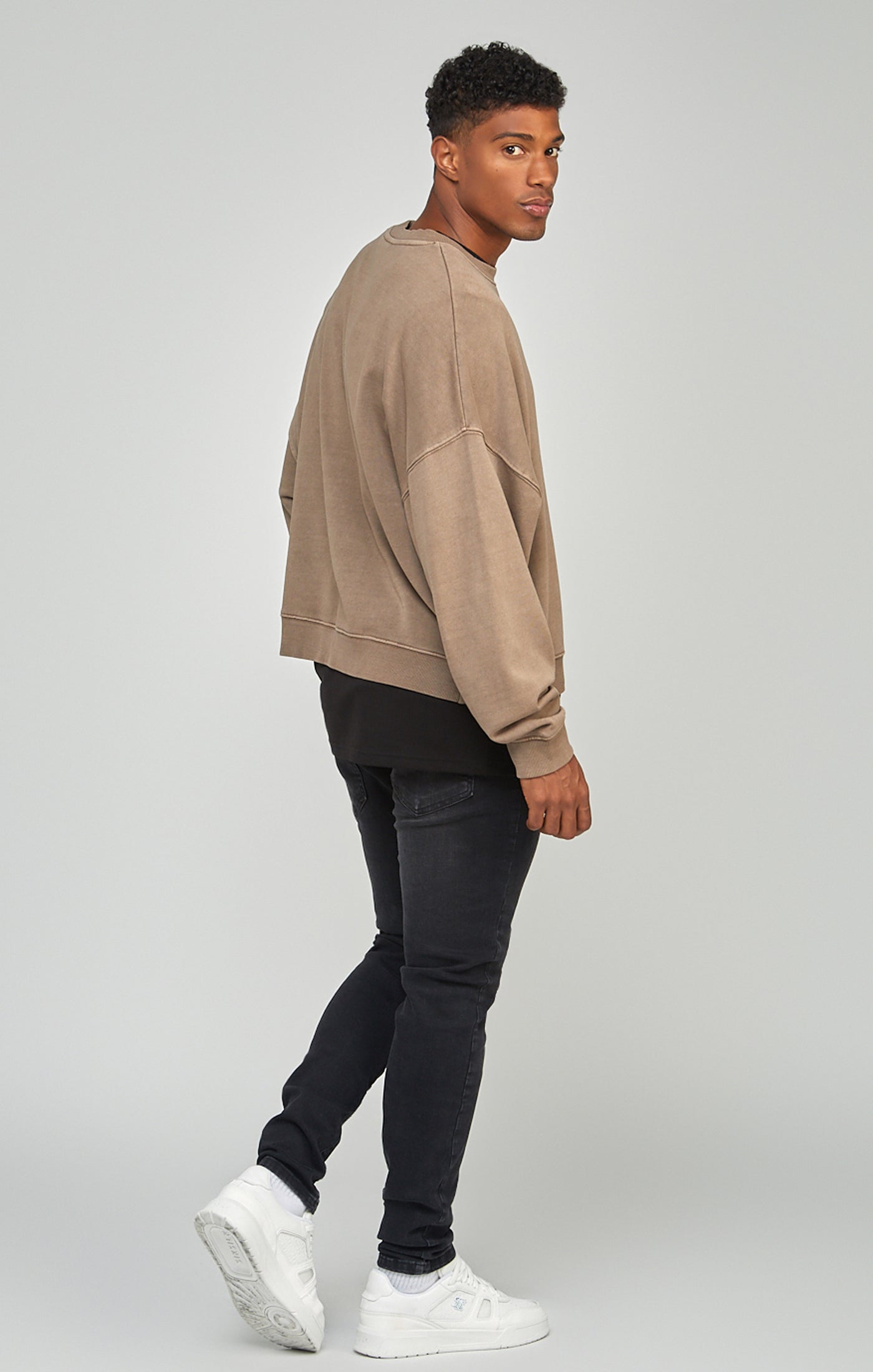 Laad de afbeelding in de Galerij viewer, Bruin geverfd sweatshirt met wijde pasvorm (3)