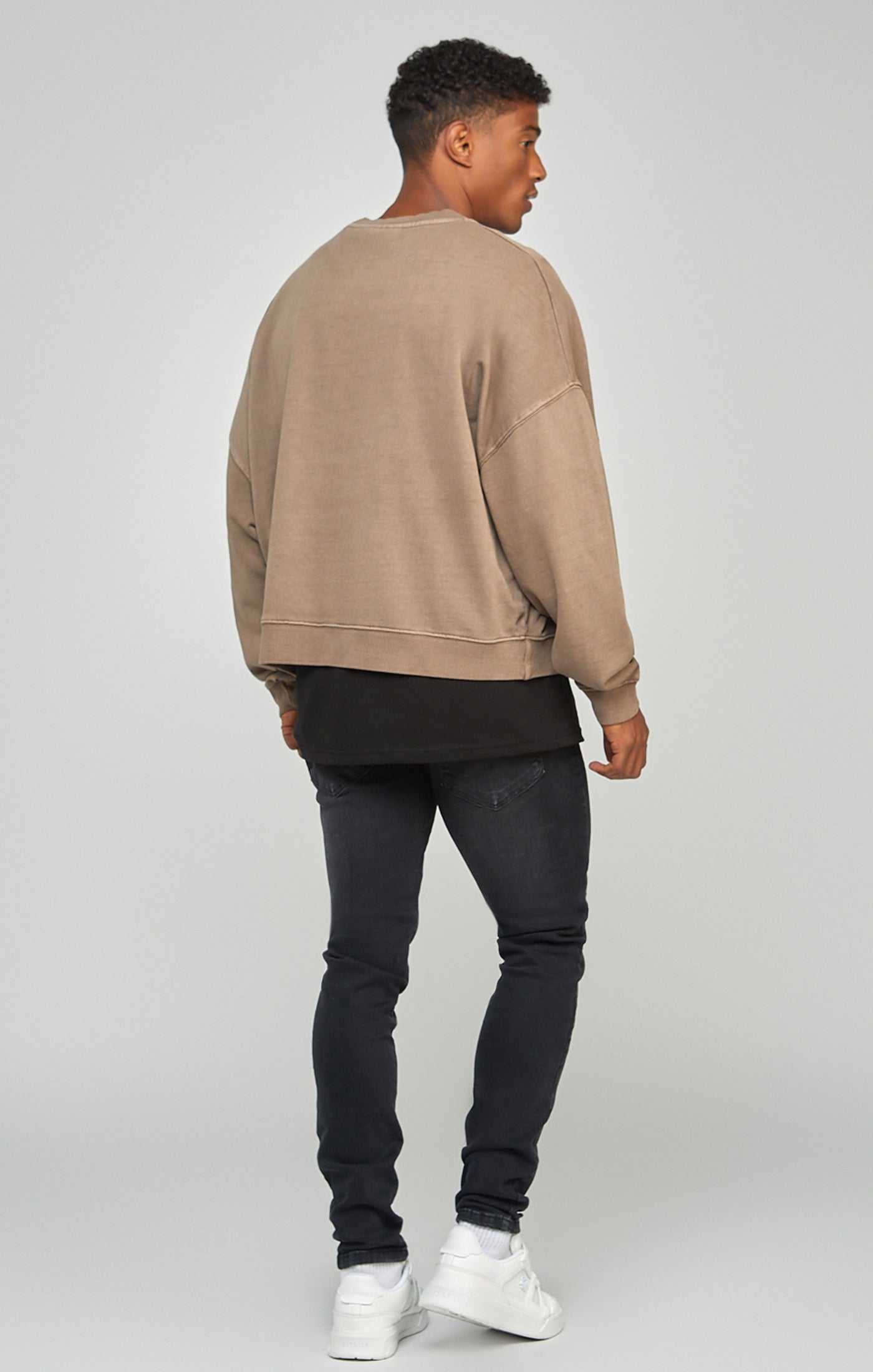 Laad de afbeelding in de Galerij viewer, Bruin geverfd sweatshirt met wijde pasvorm (4)