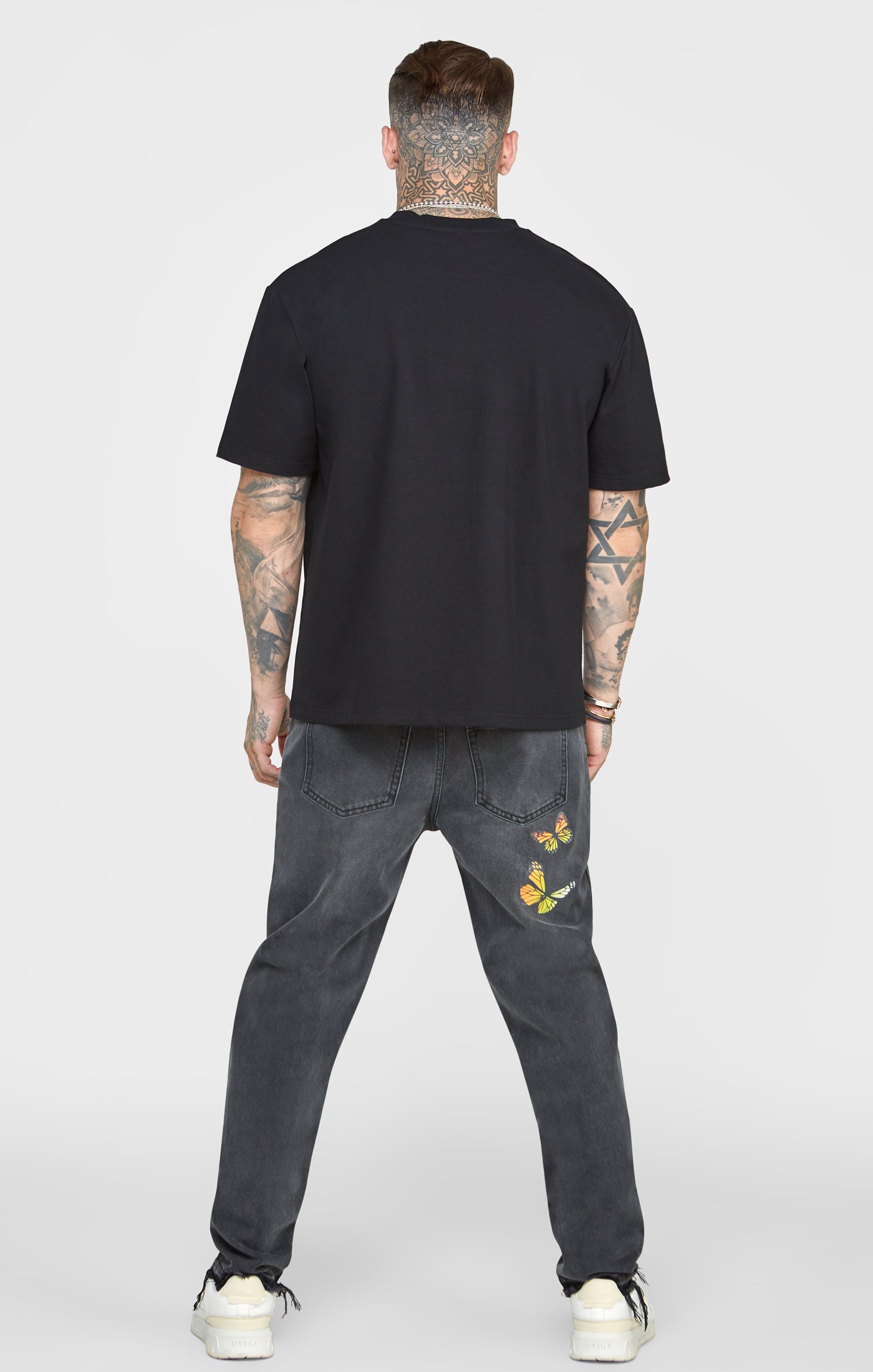 Laad de afbeelding in de Galerij viewer, Zwarte jeans met vlindermotief en rechte pasvorm (3)