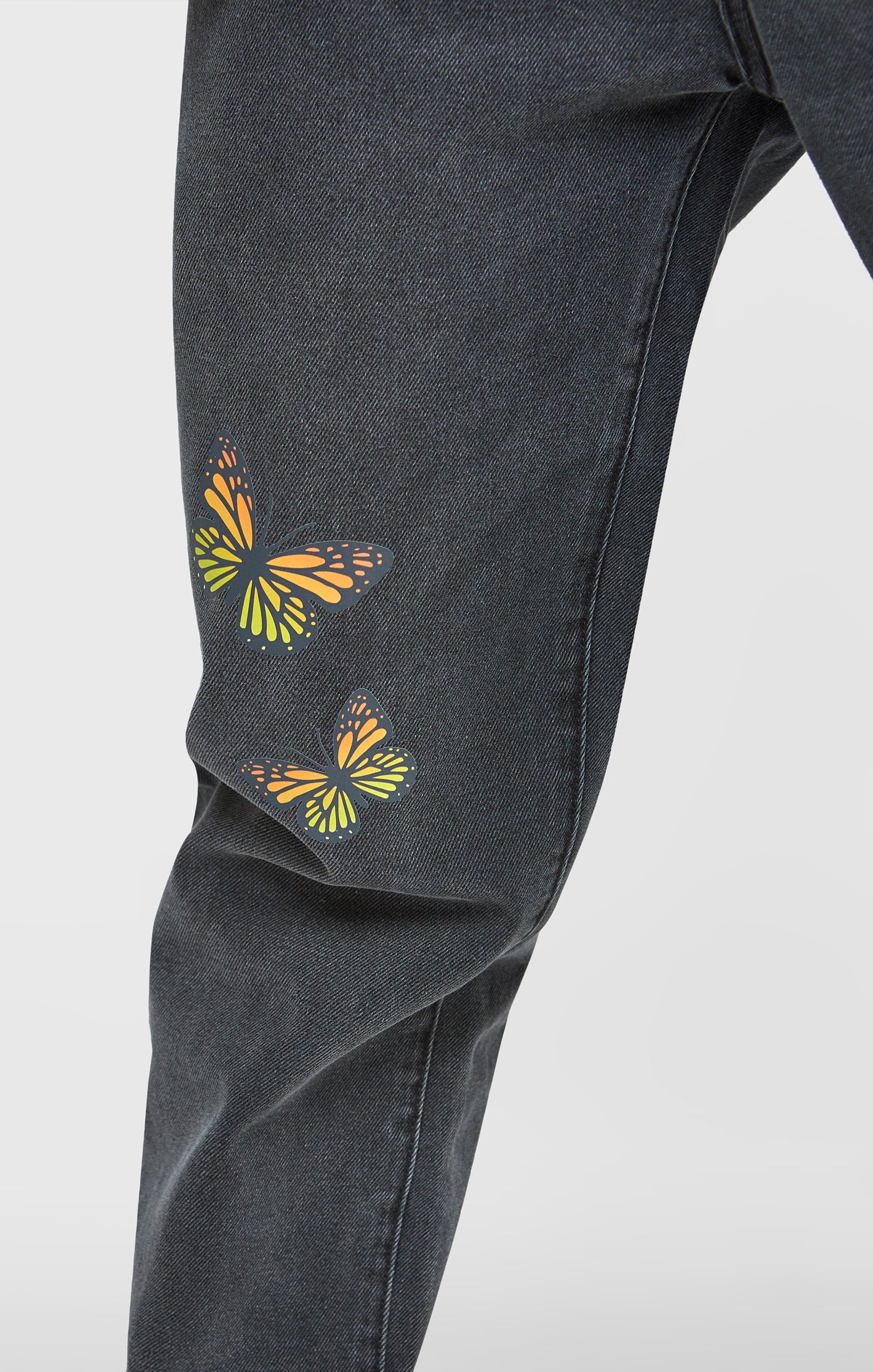 Laad de afbeelding in de Galerij viewer, Zwarte jeans met vlindermotief en rechte pasvorm (5)