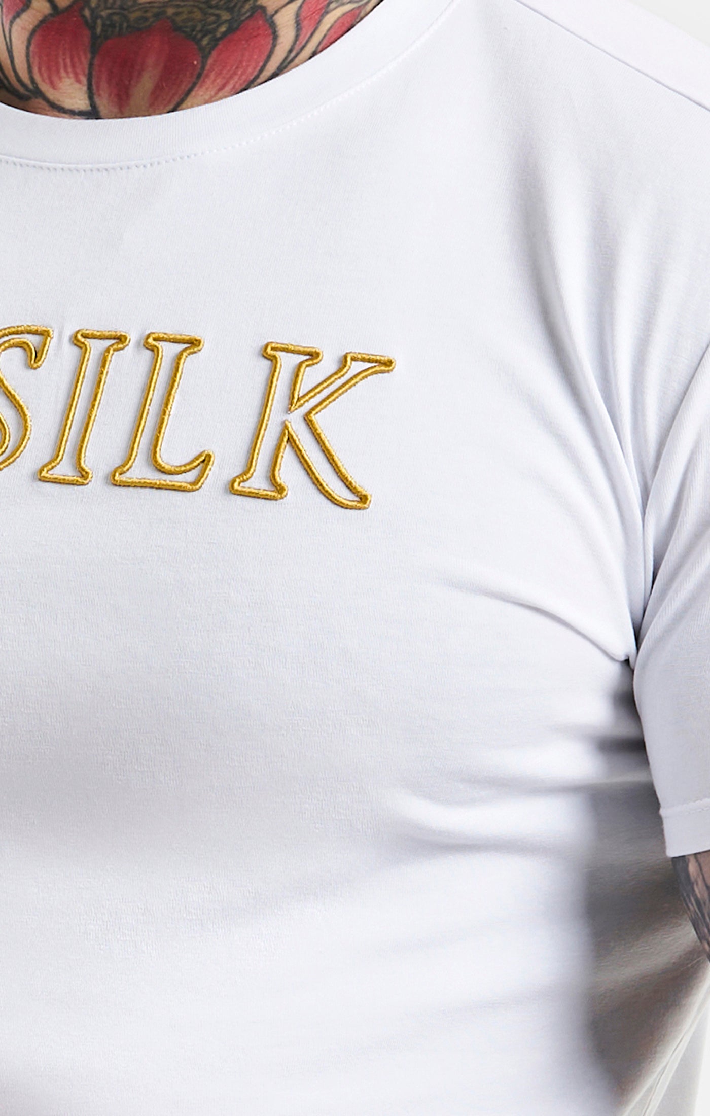 Laad de afbeelding in de Galerij viewer, SikSilk Logo T-Shirt - Wit &amp; Goudkleurig (1)