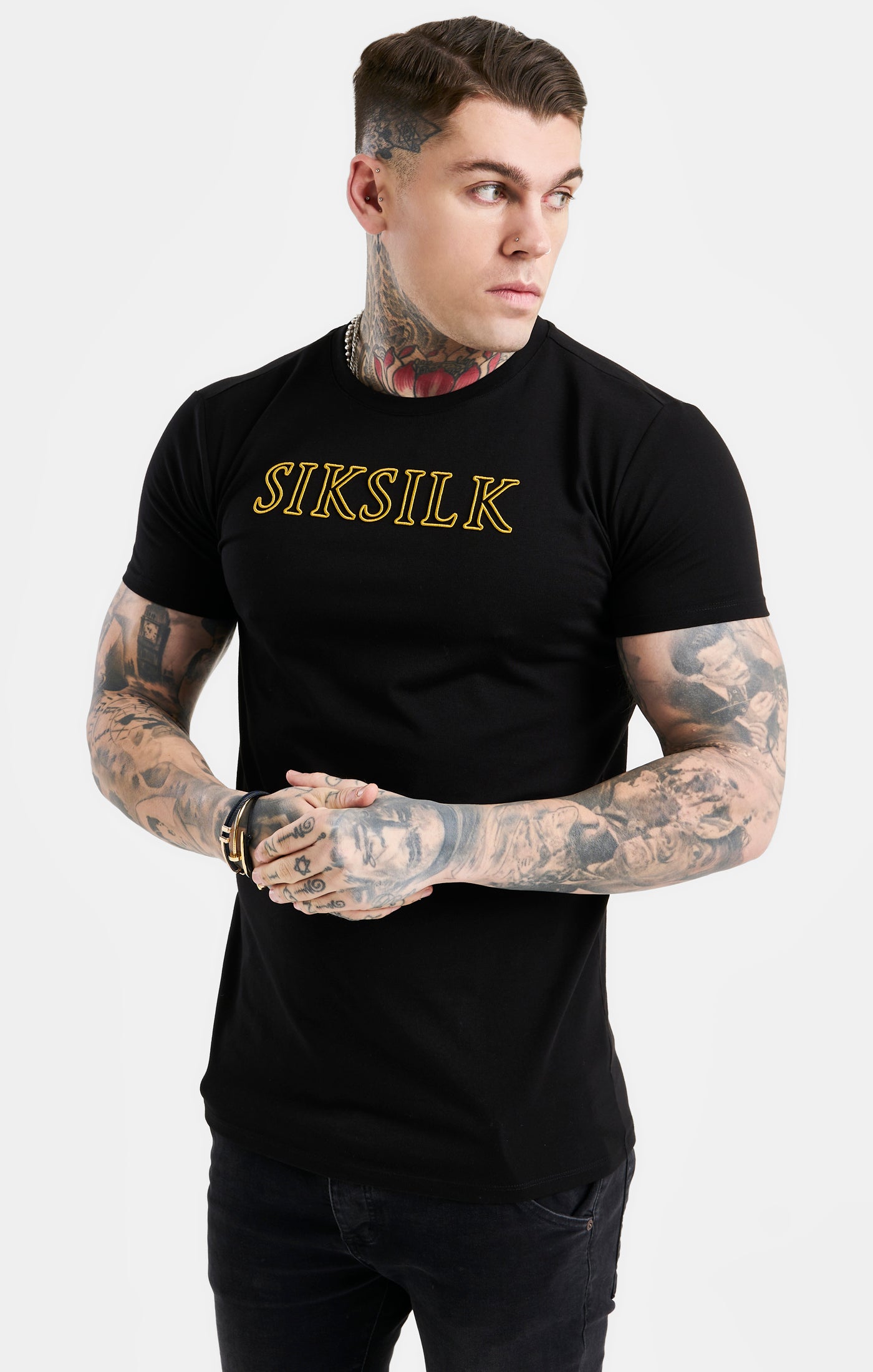 Laad de afbeelding in de Galerij viewer, SikSilk Logo T-Shirt - Zwart &amp; Goudkleurig