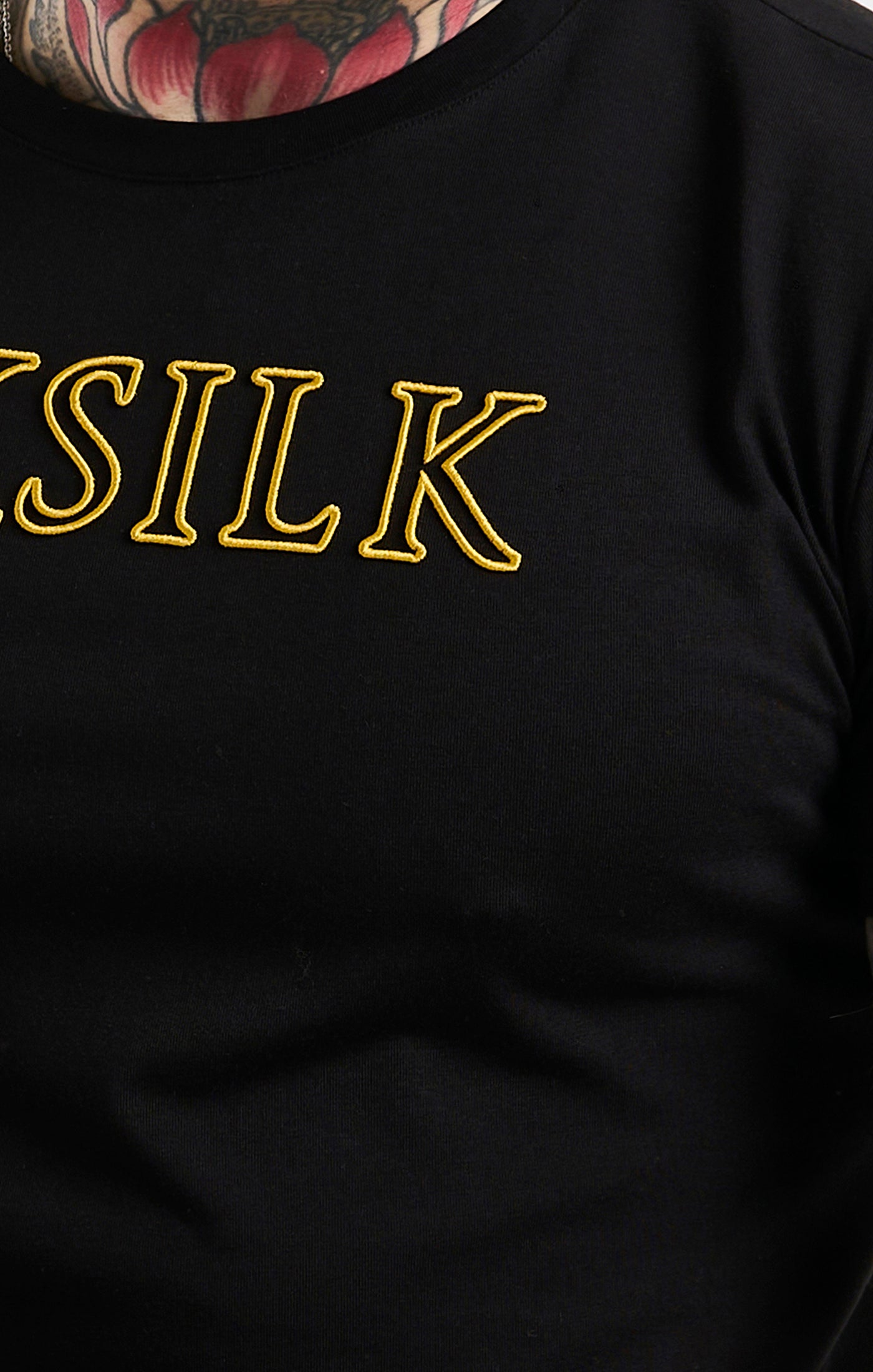 Laad de afbeelding in de Galerij viewer, SikSilk Logo T-Shirt - Zwart &amp; Goudkleurig (1)