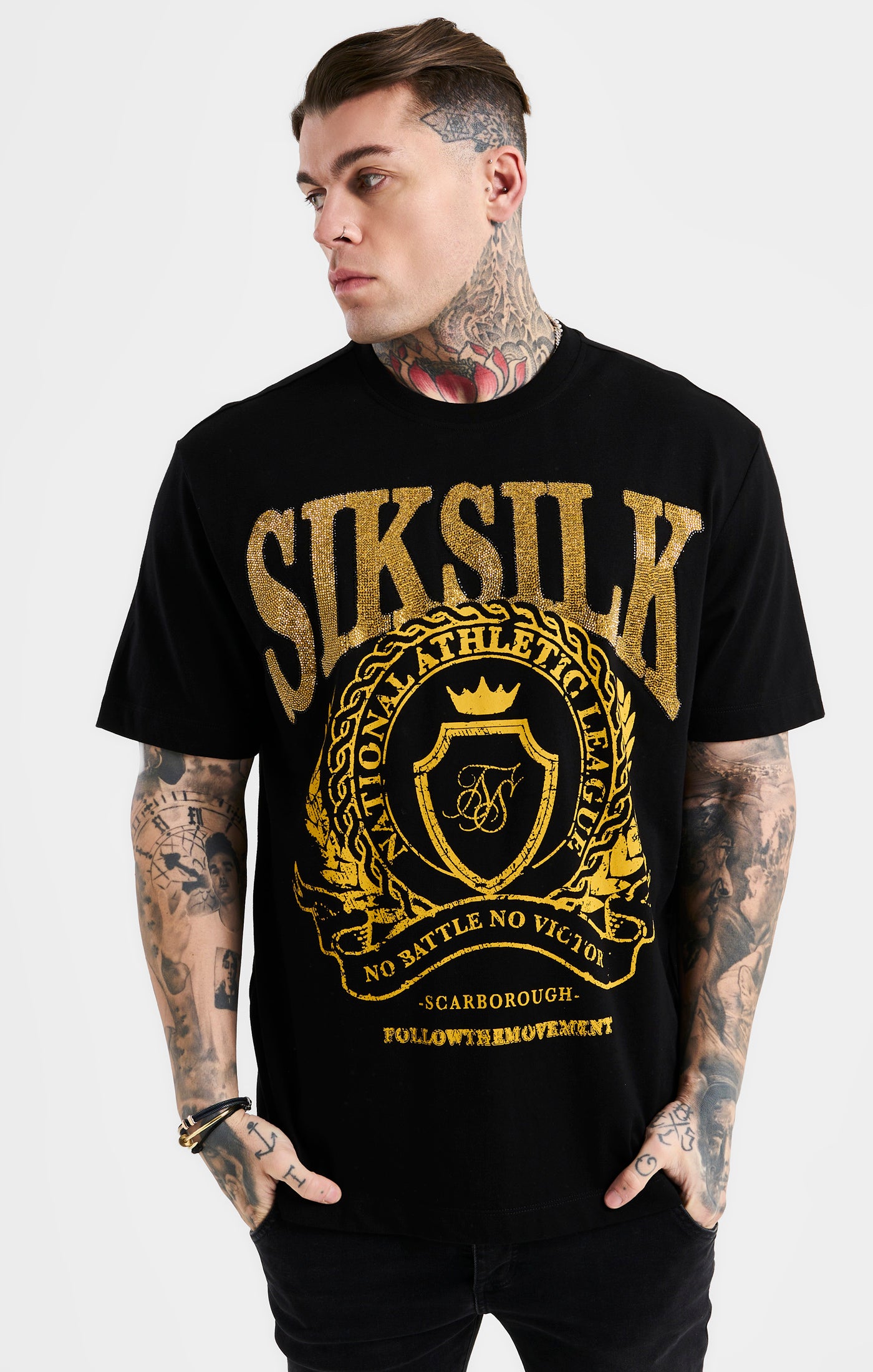 Laad de afbeelding in de Galerij viewer, SikSilk Oversized Rhinestone Varsity T-Shirt - Black &amp; Gold