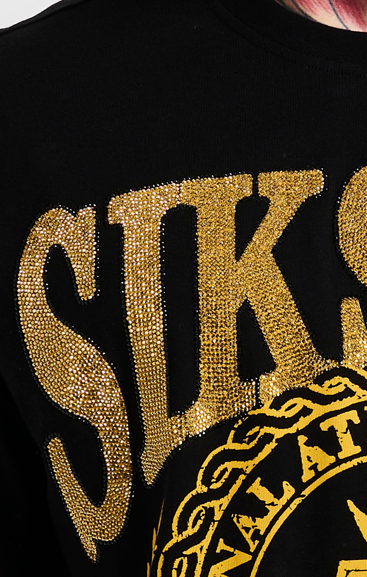 Laad de afbeelding in de Galerij viewer, SikSilk Oversized Rhinestone Varsity T-Shirt - Black &amp; Gold (1)