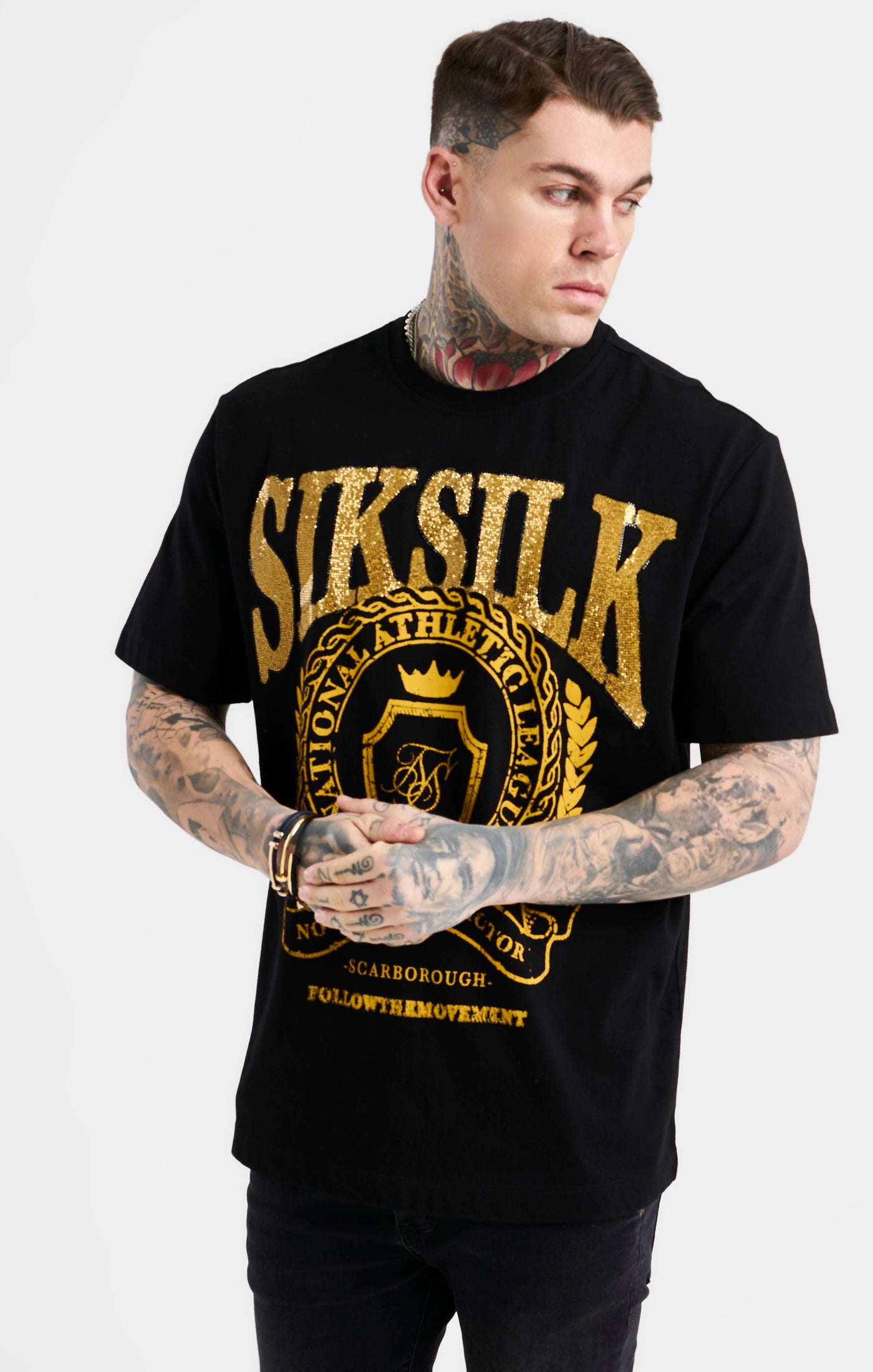 Laad de afbeelding in de Galerij viewer, SikSilk Oversized Rhinestone Varsity T-Shirt - Black &amp; Gold (5)